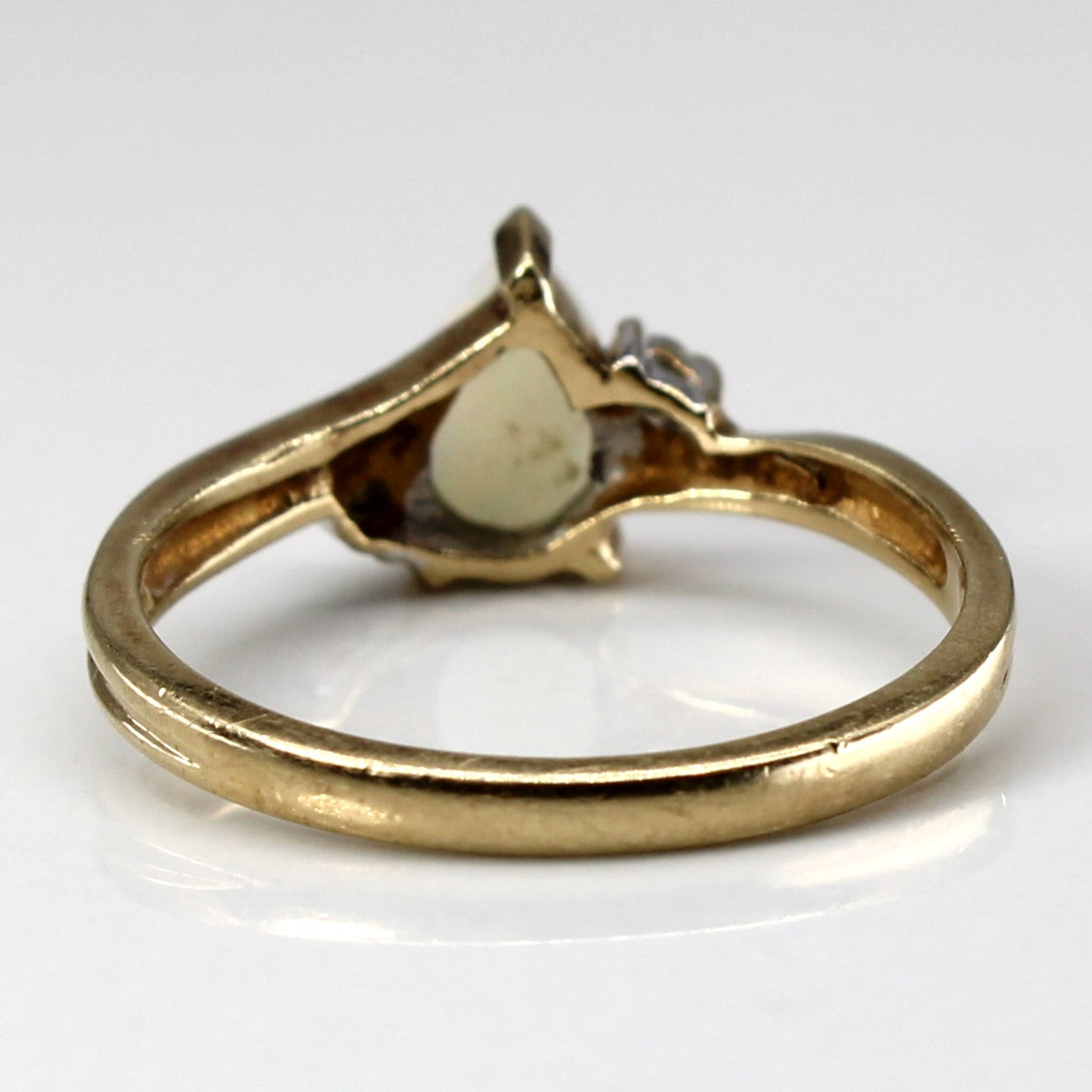 Bague en opale et diamants sertie | 0,29 ct | 0,02 ct au total | Taille 6,25 |