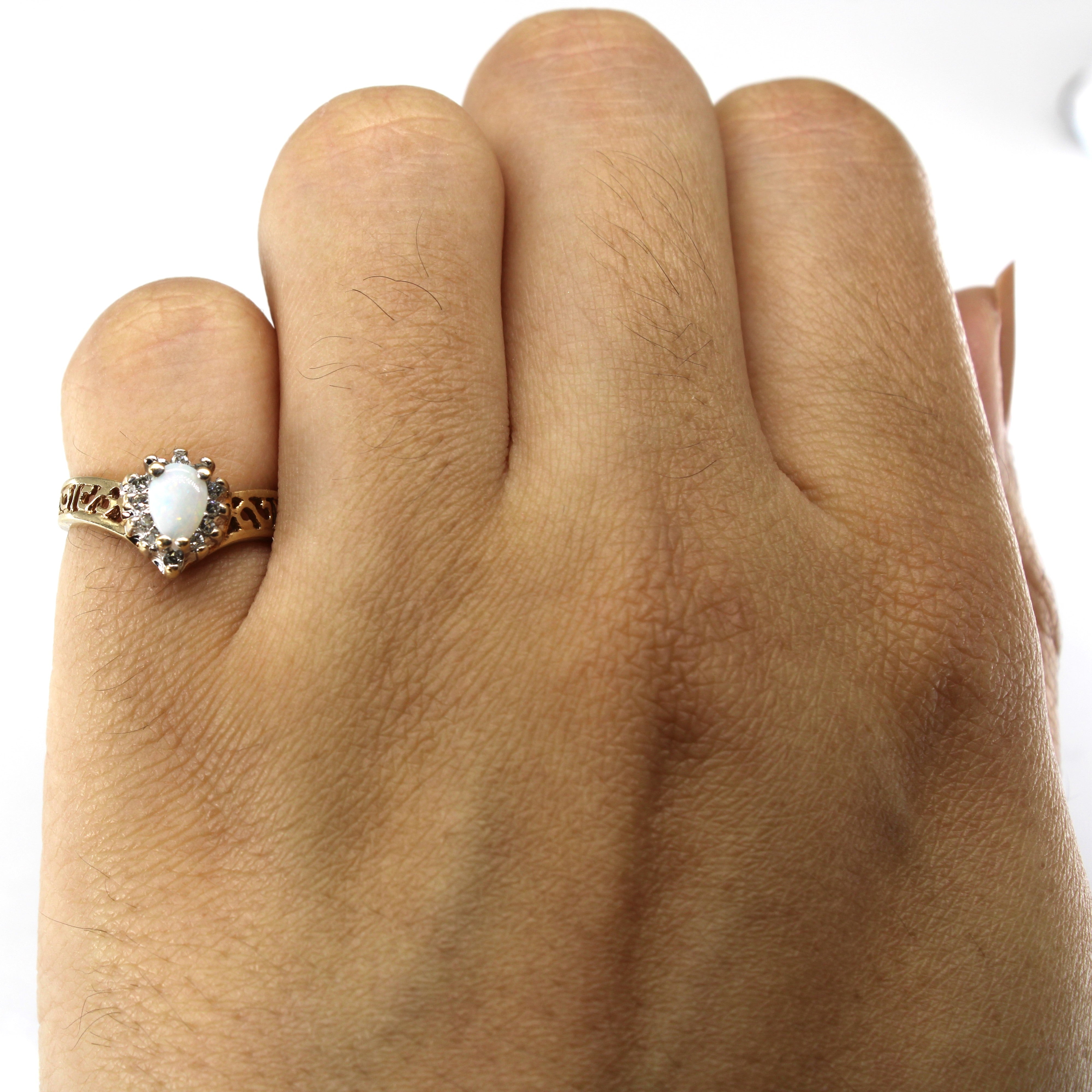 Bague en opale chevron et diamants | 0,20 ct | 0,06 ct au total | Taille 3,75 |