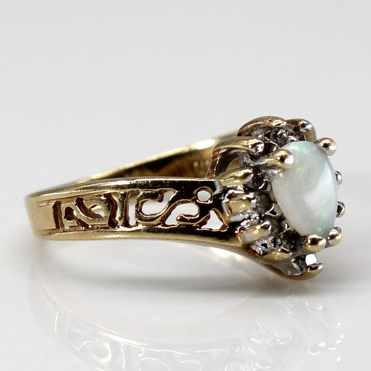 Bague en opale chevron et diamants | 0,20 ct | 0,06 ct au total | Taille 3,75 |