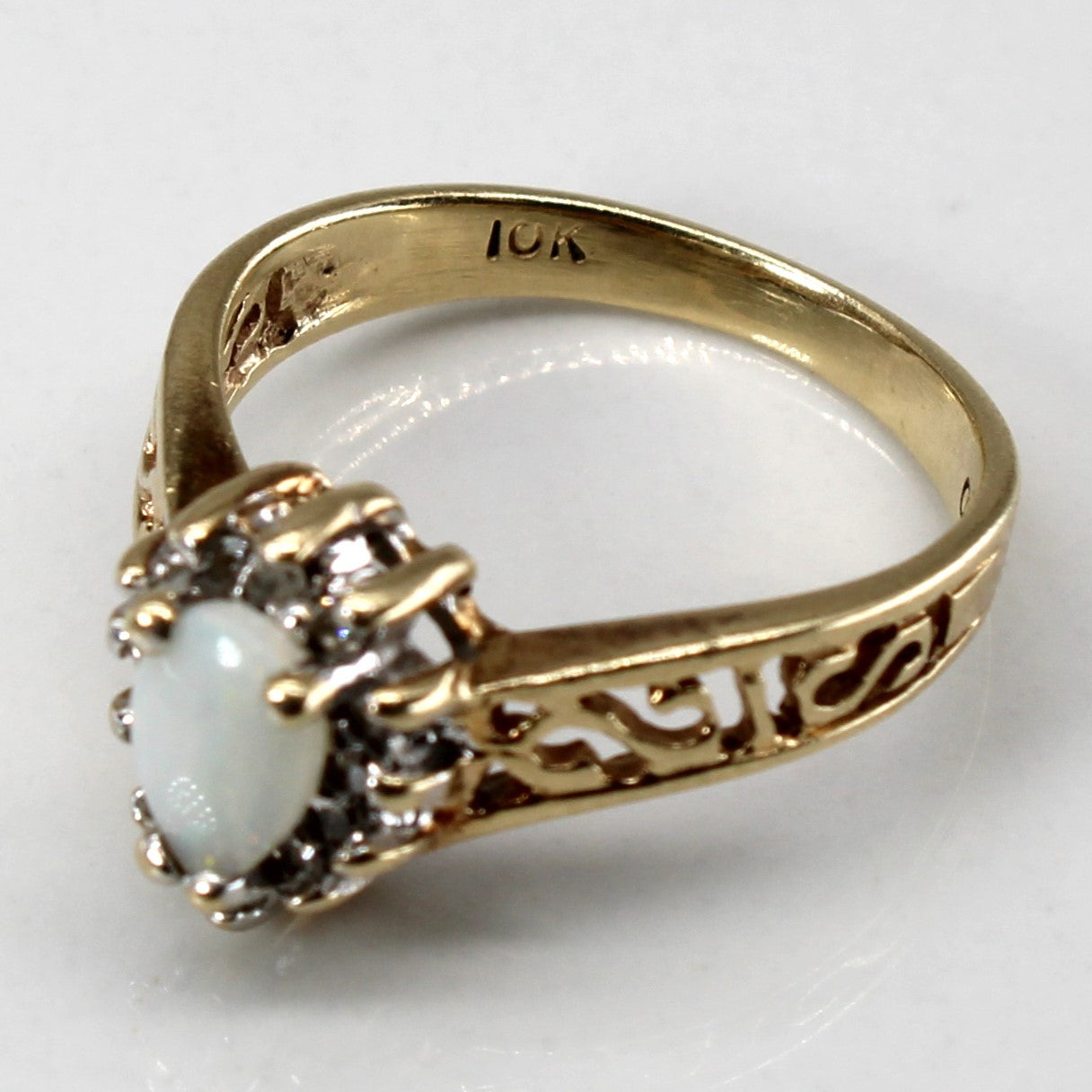 Bague en opale chevron et diamants | 0,20 ct | 0,06 ct au total | Taille 3,75 |