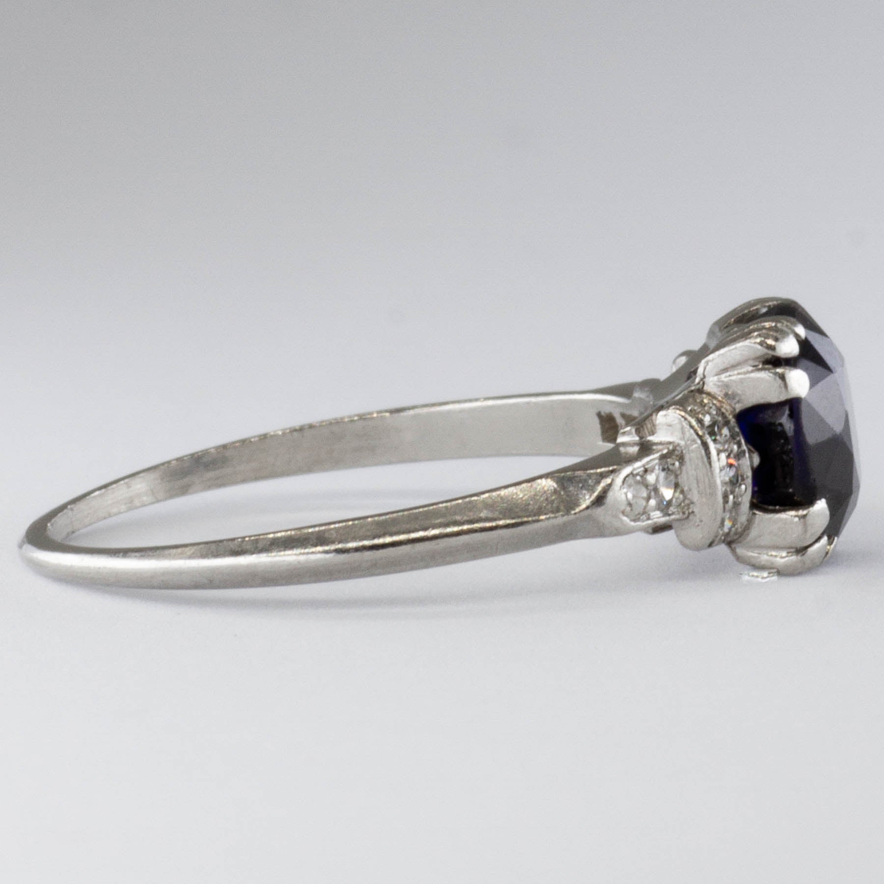 Bague Art Déco en platine et saphir synthétique | 1,70 ct | Taille 5,5 |