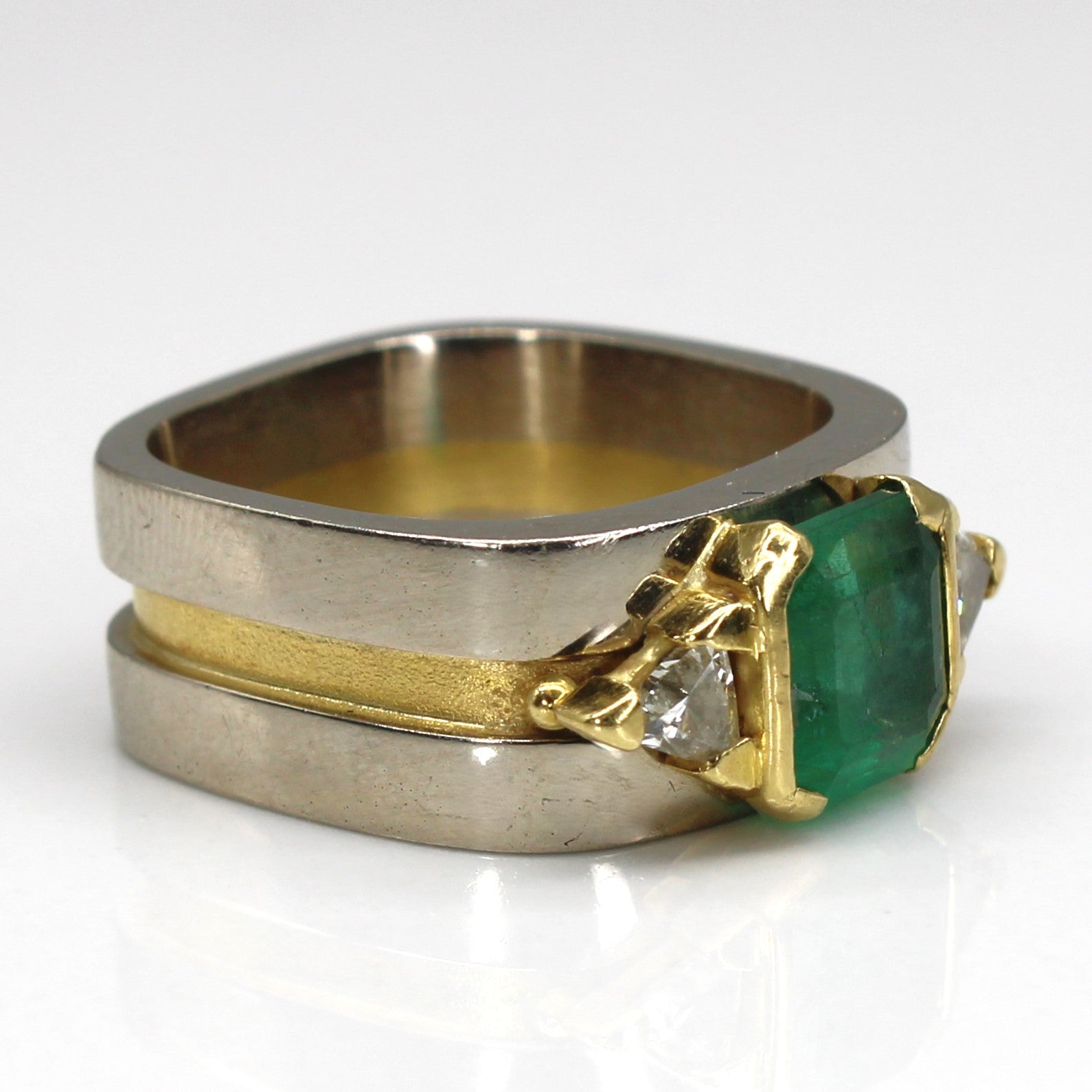 Bague trois pierres émeraude et diamants | 1,40 ct | 0,25 ct au total | Taille 5 |