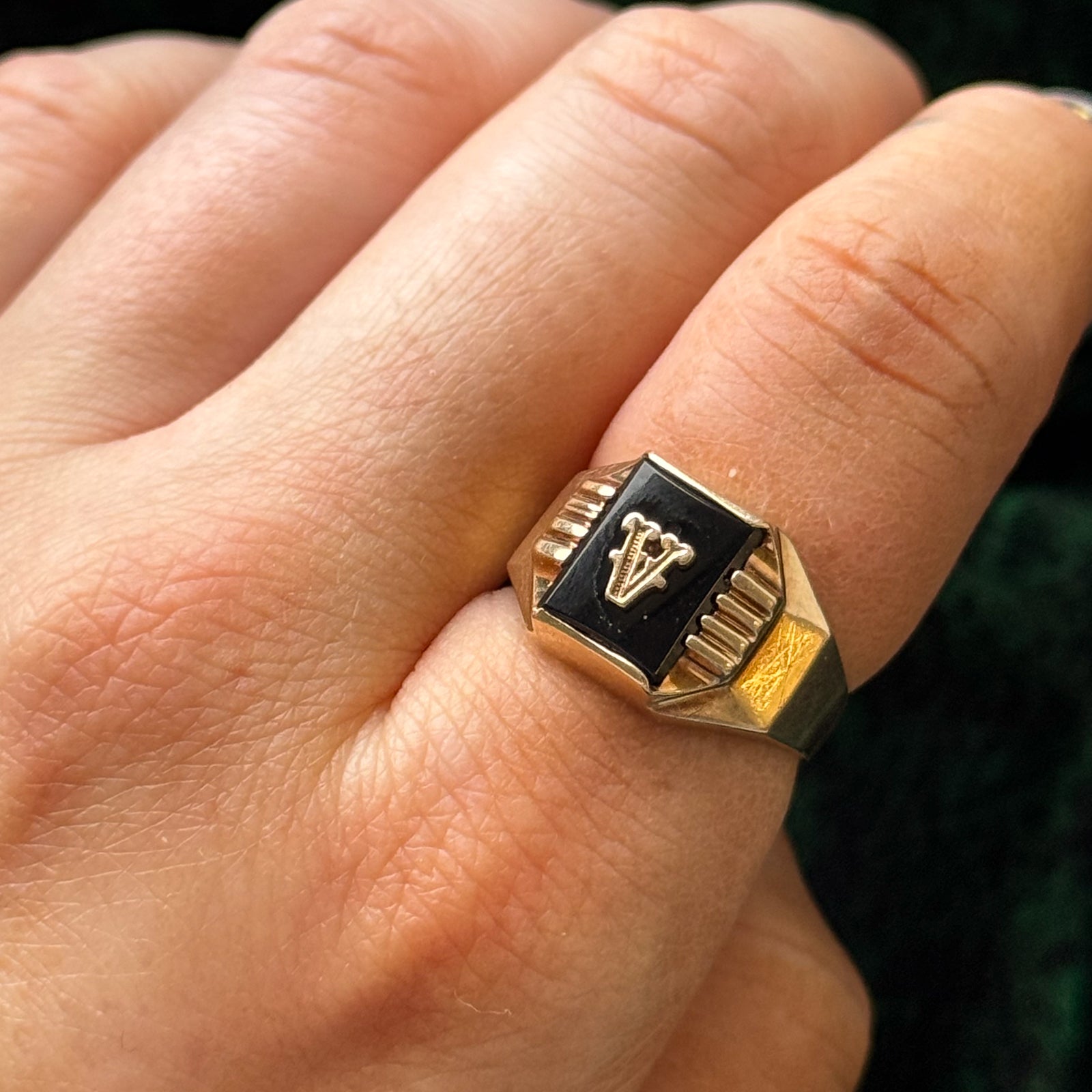 Bague chevalière en onyx « V » | 1,00 ct | Taille 6,5 |