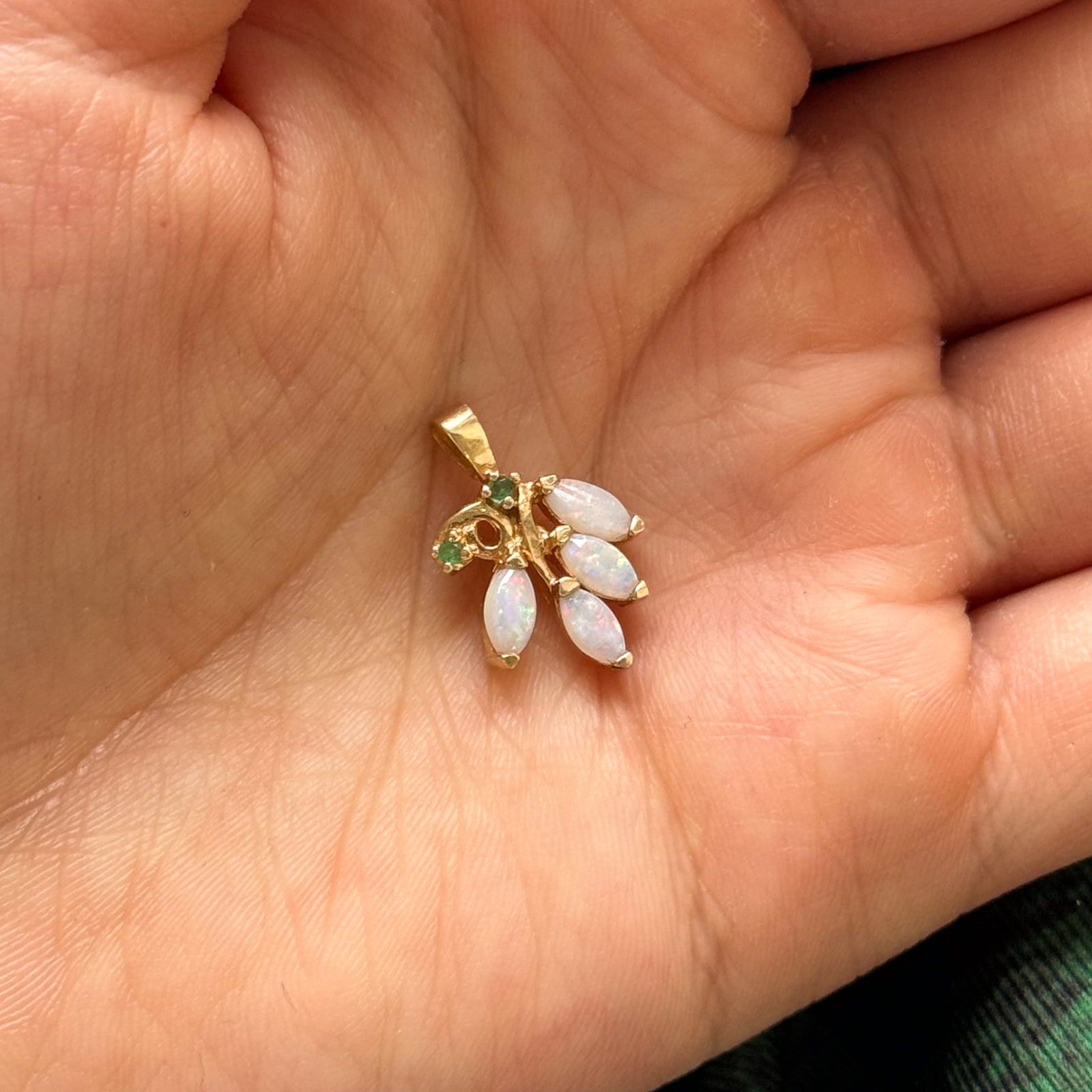 Pendentif Opale et Émeraude | 0,032 ctw, 0,02 ctw |