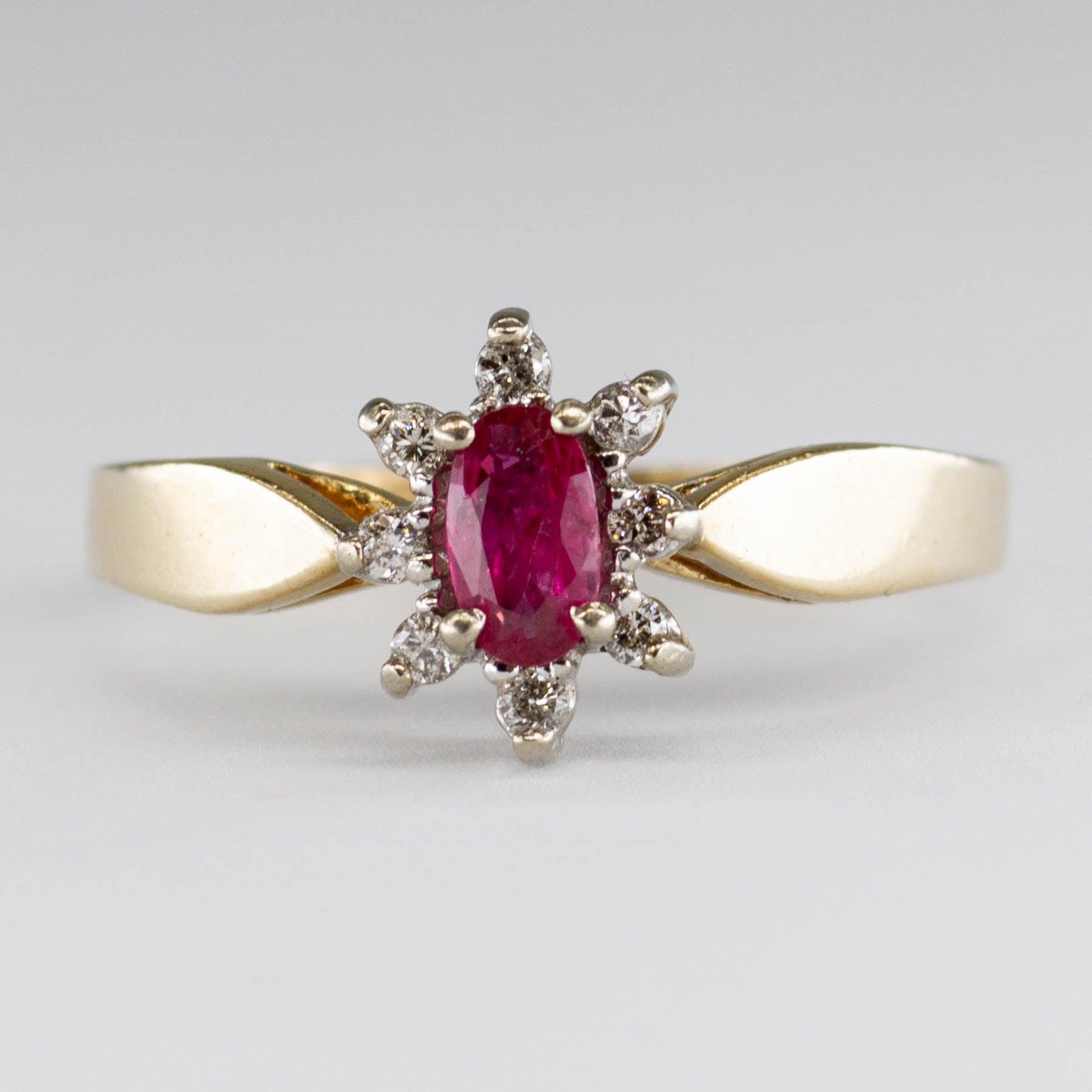 Bague en or 10 carats sertie d'un rubis ovale et de diamants | 0,08 ct au total, 0,25 ct | Taille 7 |