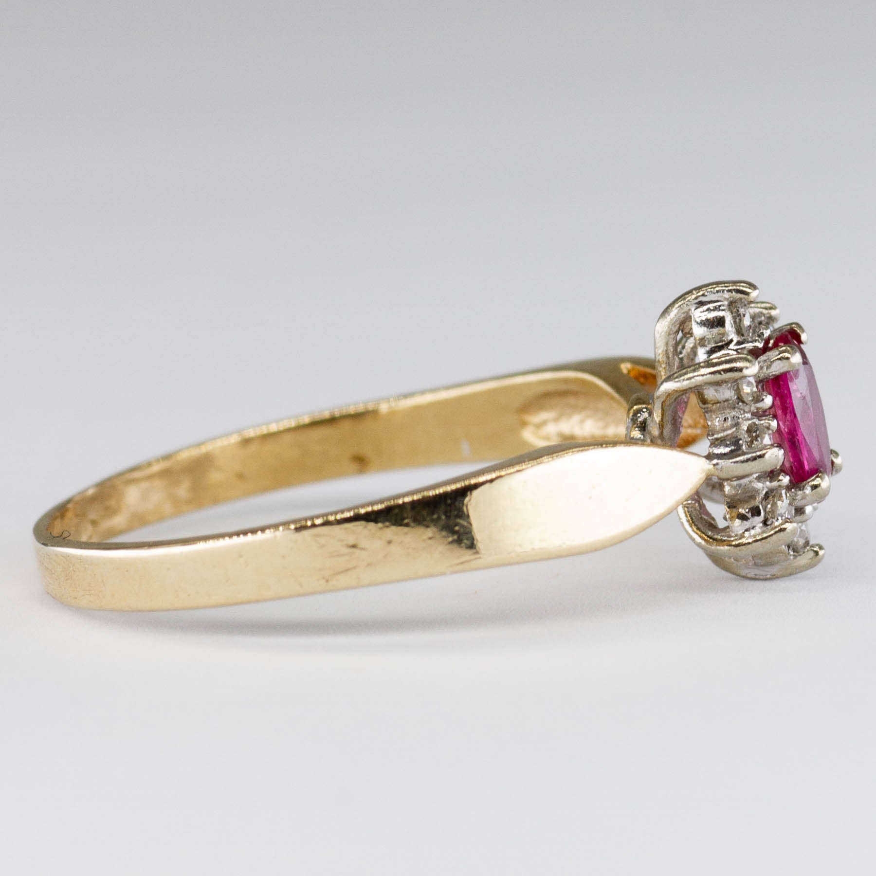 Bague en or 10 carats sertie d'un rubis ovale et de diamants | 0,08 ct au total, 0,25 ct | Taille 7 |
