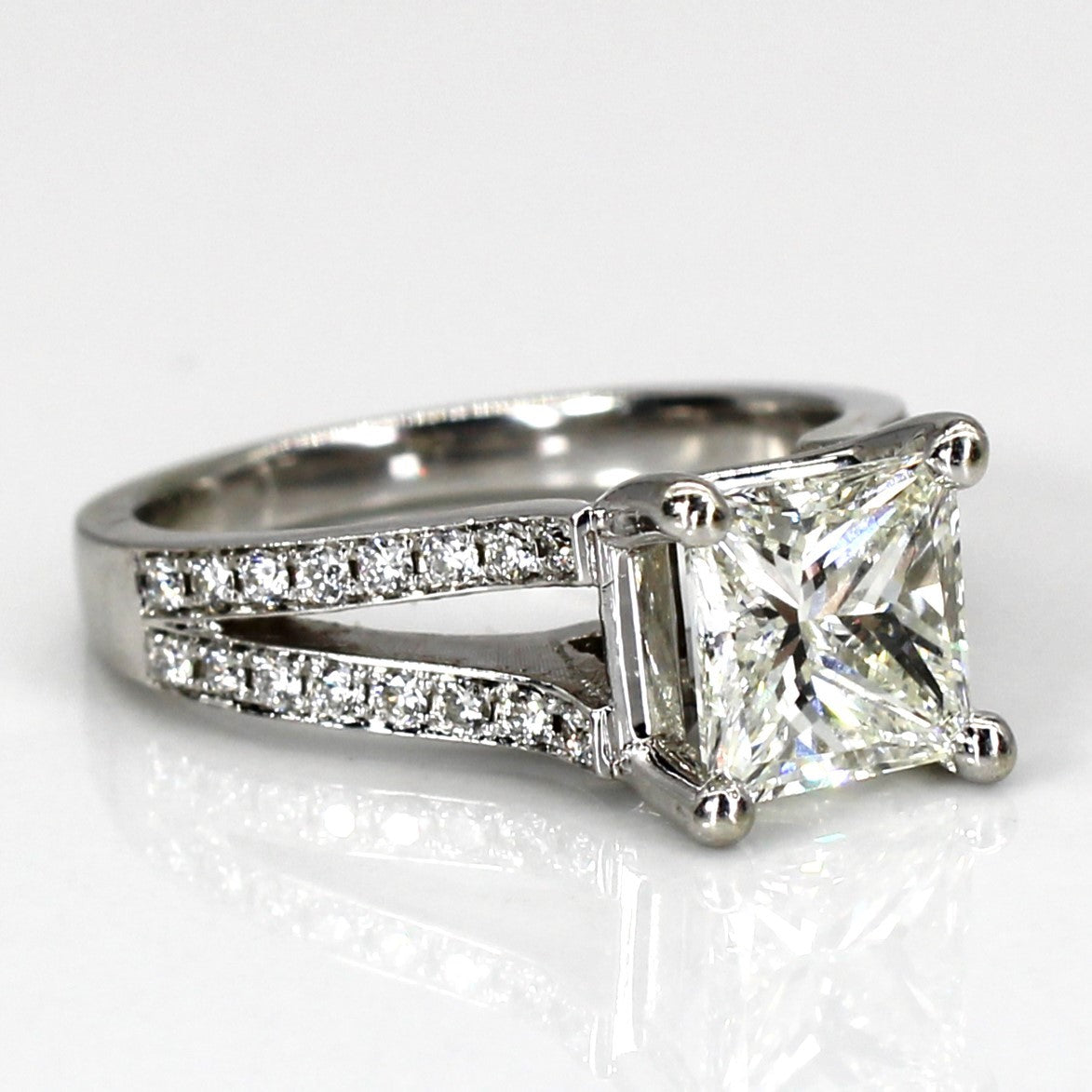Bague en or avec diamant princesse et accents | 2,14 ct | Taille 6 |
