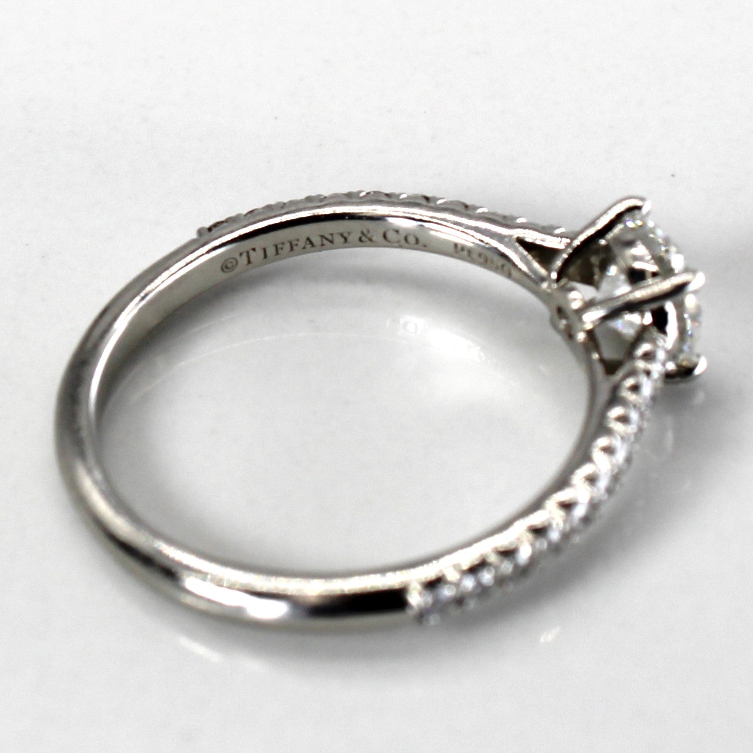 Bague solitaire Tiffany & Co. avec diamants d'accent | 0,72 ct | Taille 5,5 |