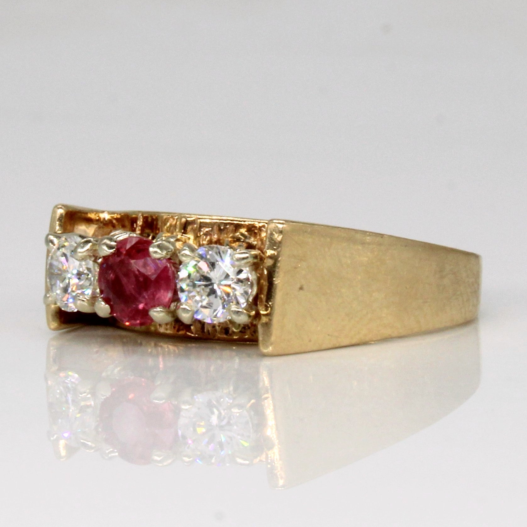 Bague trois pierres diamant et rubis | 0,46 ct au total, 0,38 ct | Taille 8 |