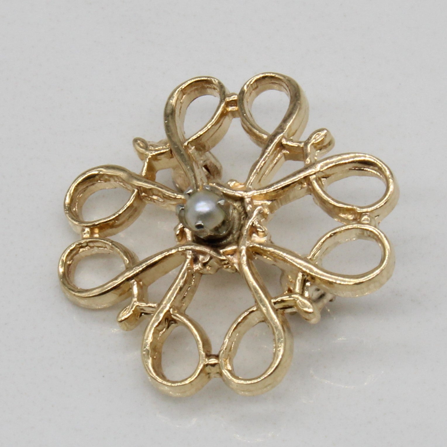 Broche ornée de perles fines