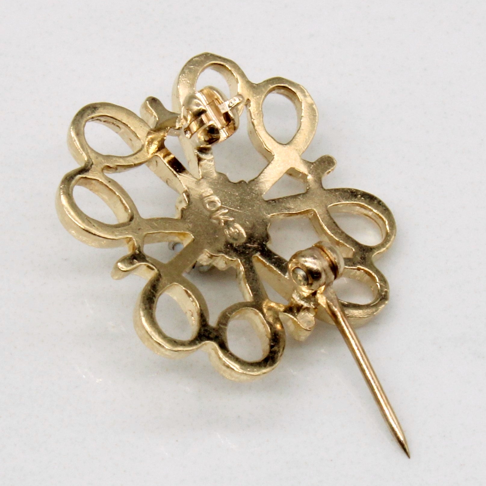 Broche ornée de perles fines