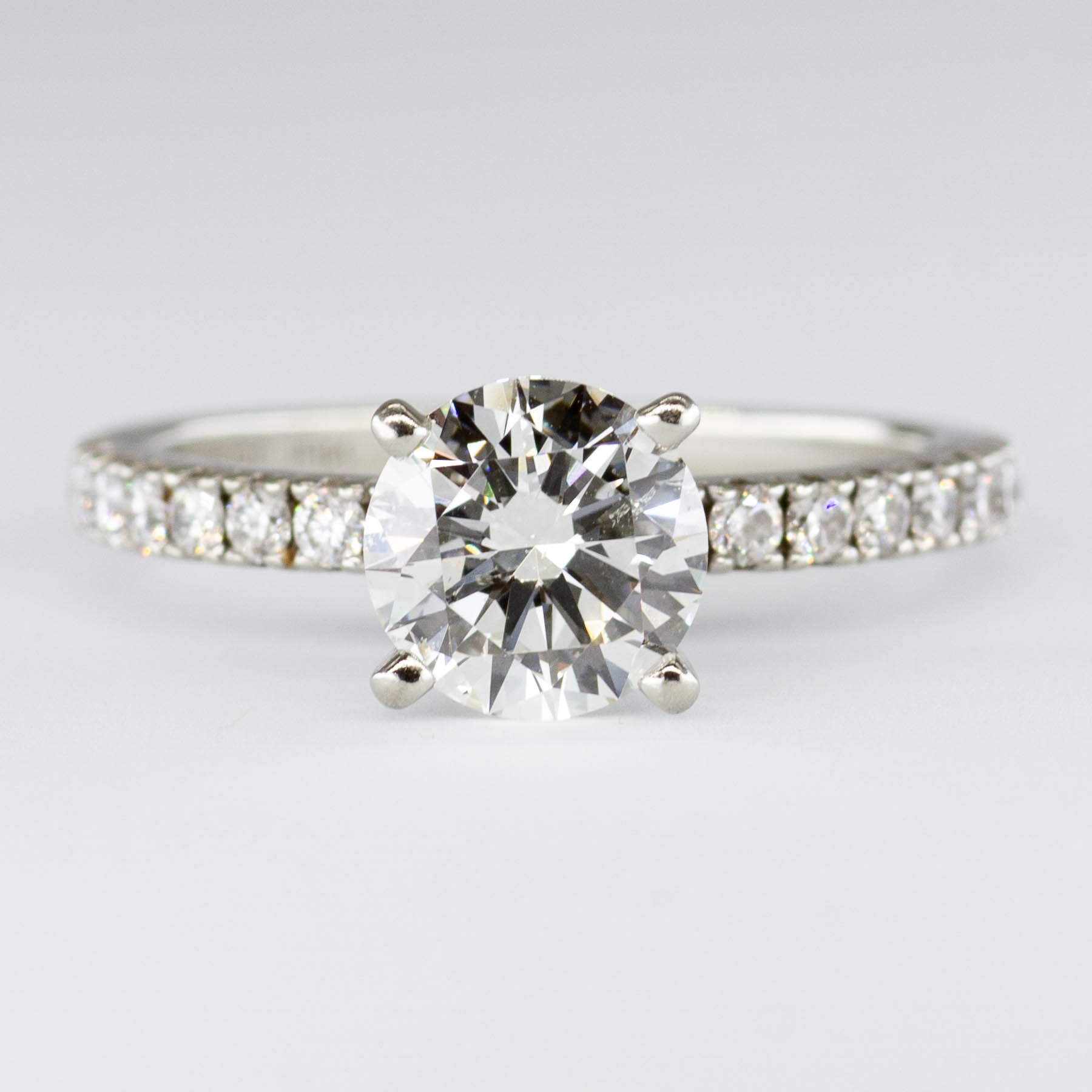 Solitaire en or blanc 19 carats avec diamant accentué, certifié GIA | 1,50 ct SI1 I | Taille 7,25