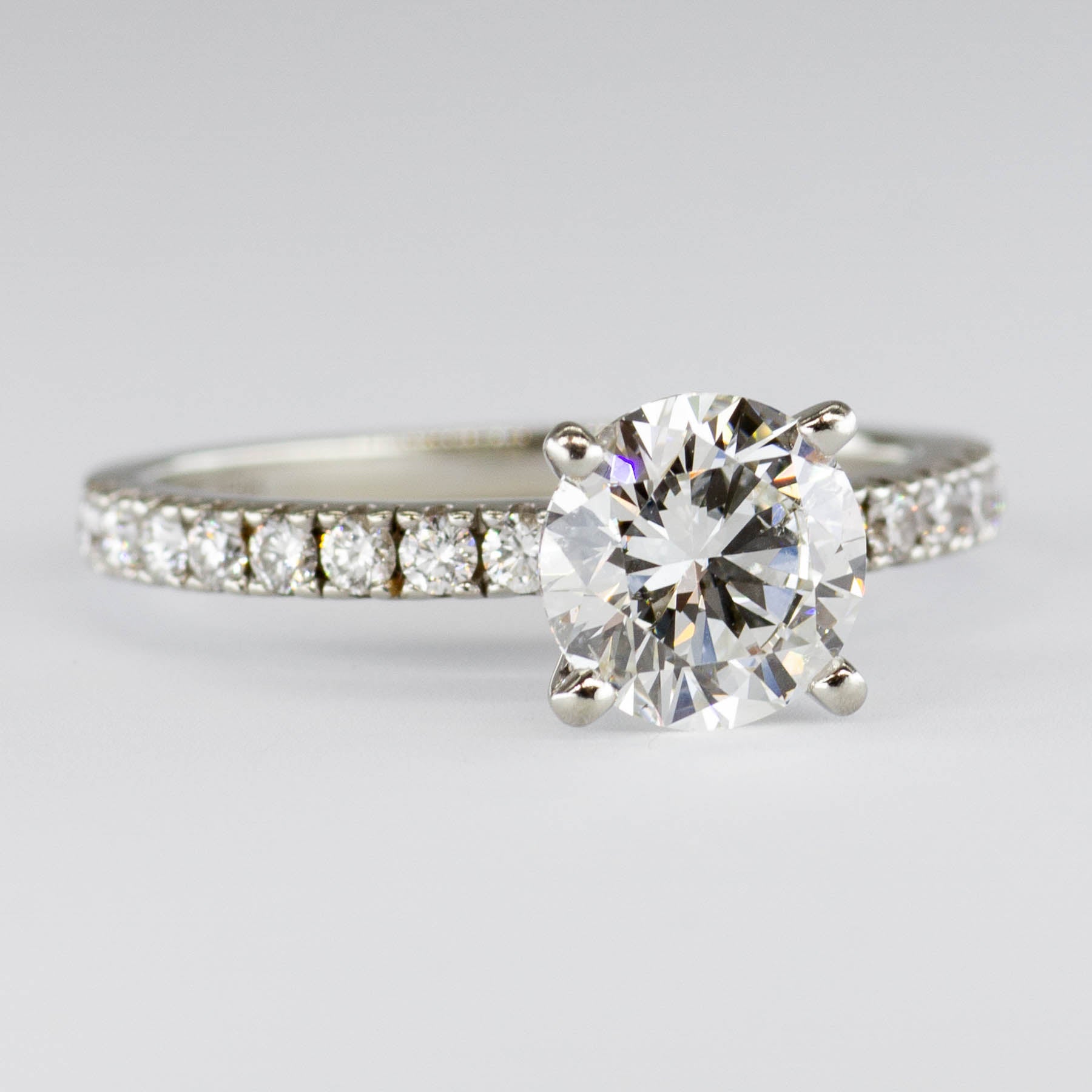 Solitaire en or blanc 19 carats avec diamant accentué, certifié GIA | 1,50 ct SI1 I | Taille 7,25