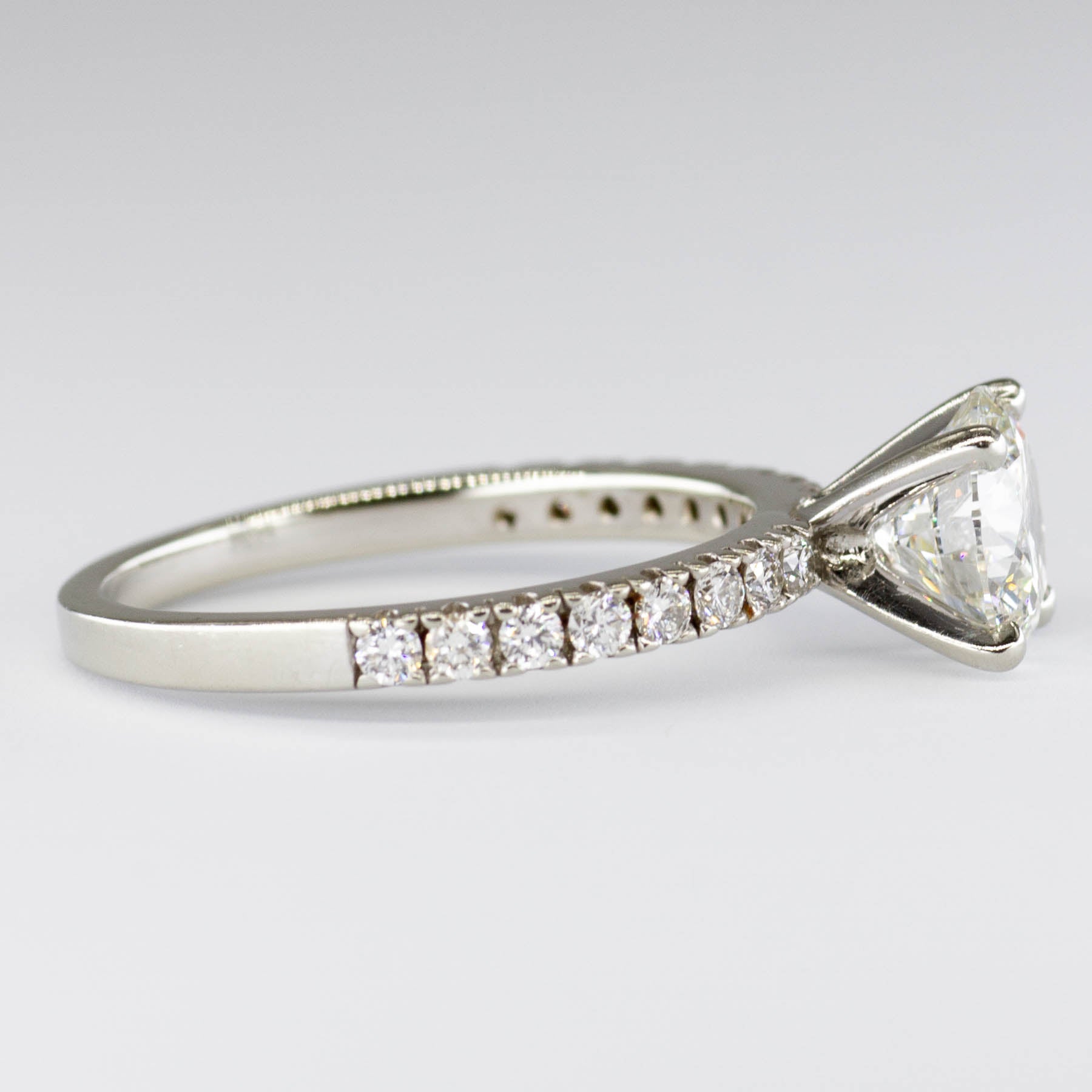Solitaire en or blanc 19 carats avec diamant accentué, certifié GIA | 1,50 ct SI1 I | Taille 7,25