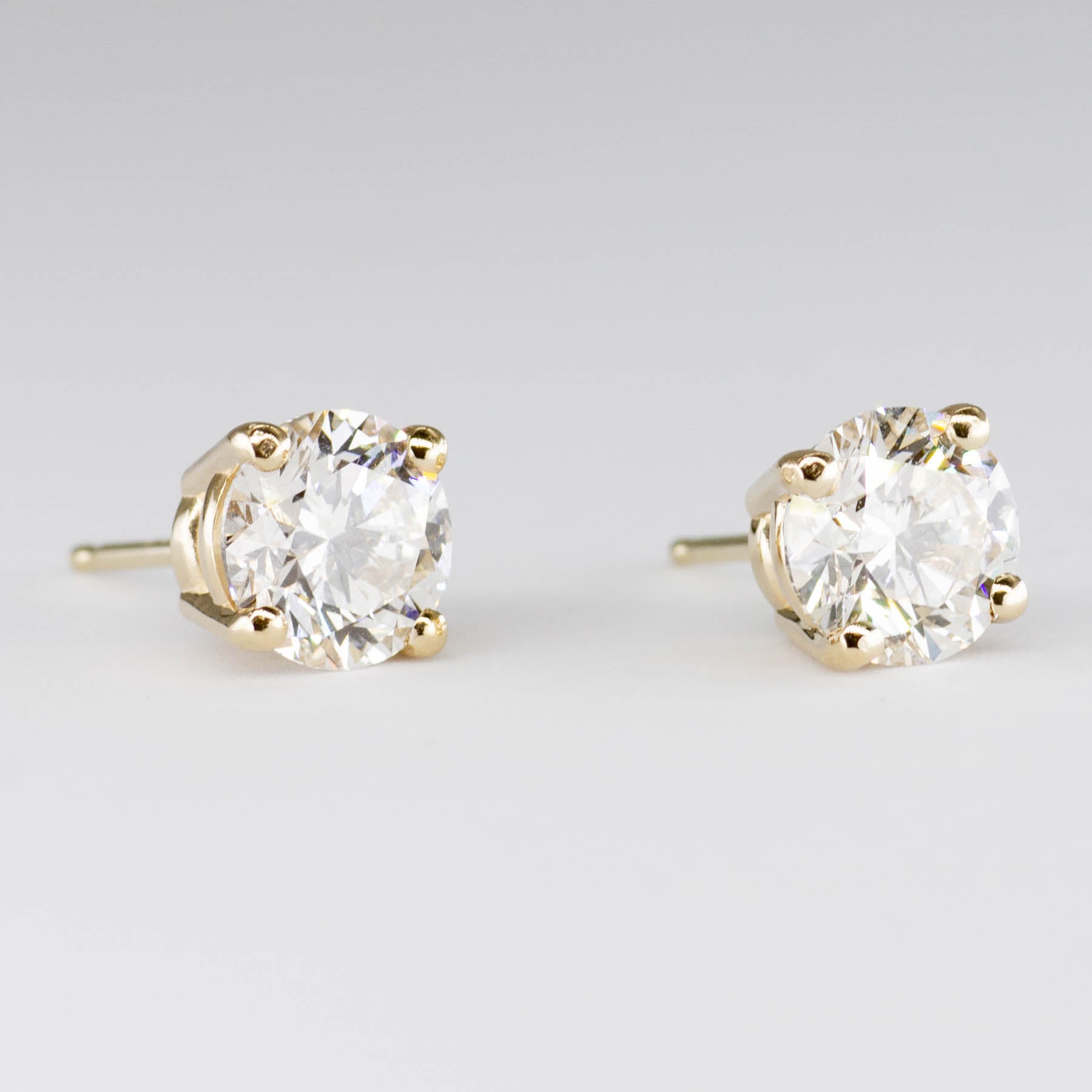 Boucles d'oreilles en or jaune 14 carats serties de diamants certifiés GIA | 2,16 ct au total, pureté SI1 K |