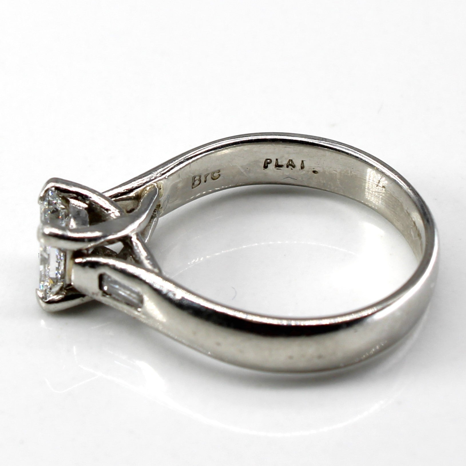 Three Stone Diamond Ring | 0.91ctw SI1/SI2 H/I | SZ 6.25 |