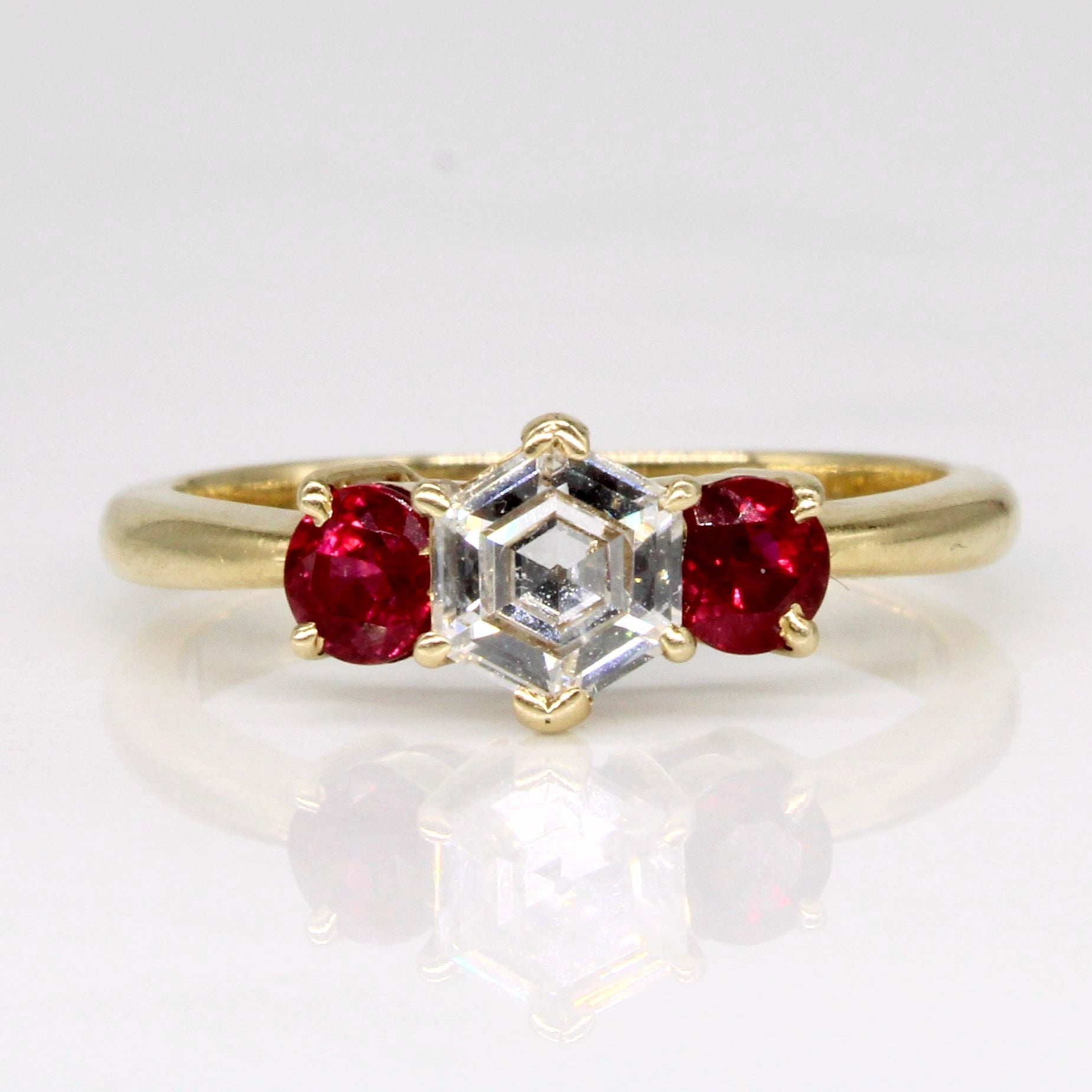 Bague diamant taille bouclier et rubis | 0,60 ct, 0,56 ct au total | Taille 6,75 |