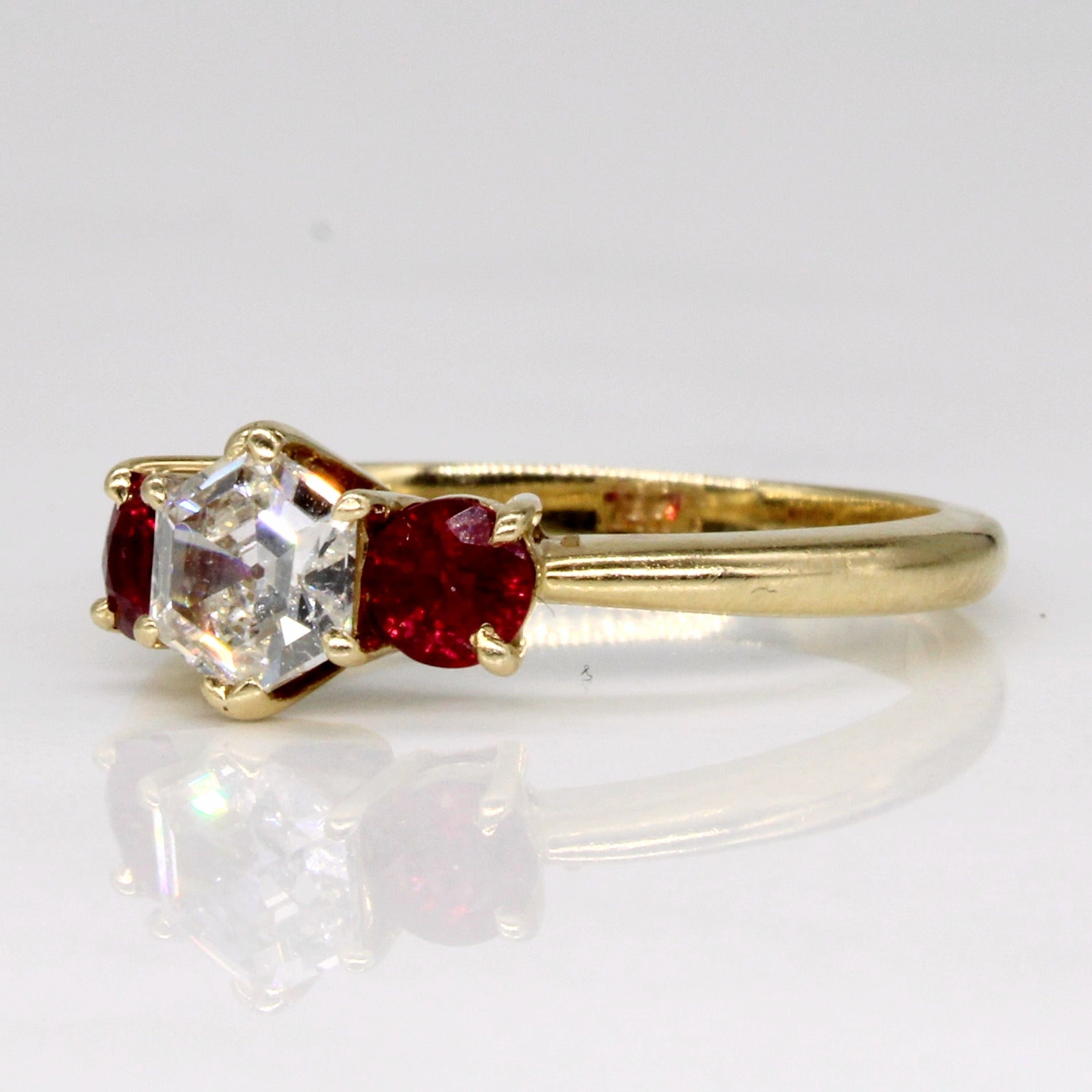 Bague diamant taille bouclier et rubis | 0,60 ct, 0,56 ct au total | Taille 6,75 |