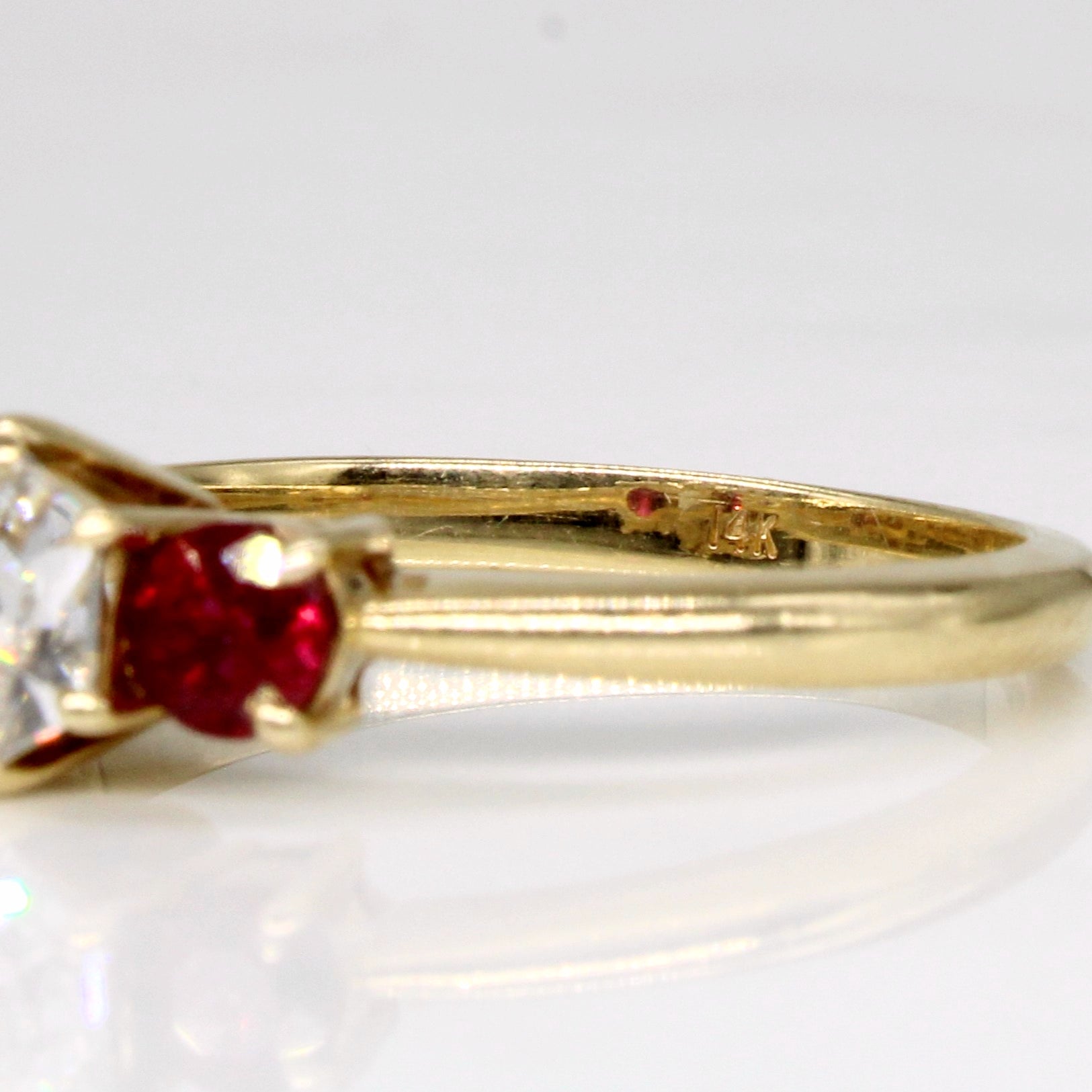 Bague diamant taille bouclier et rubis | 0,60 ct, 0,56 ct au total | Taille 6,75 |