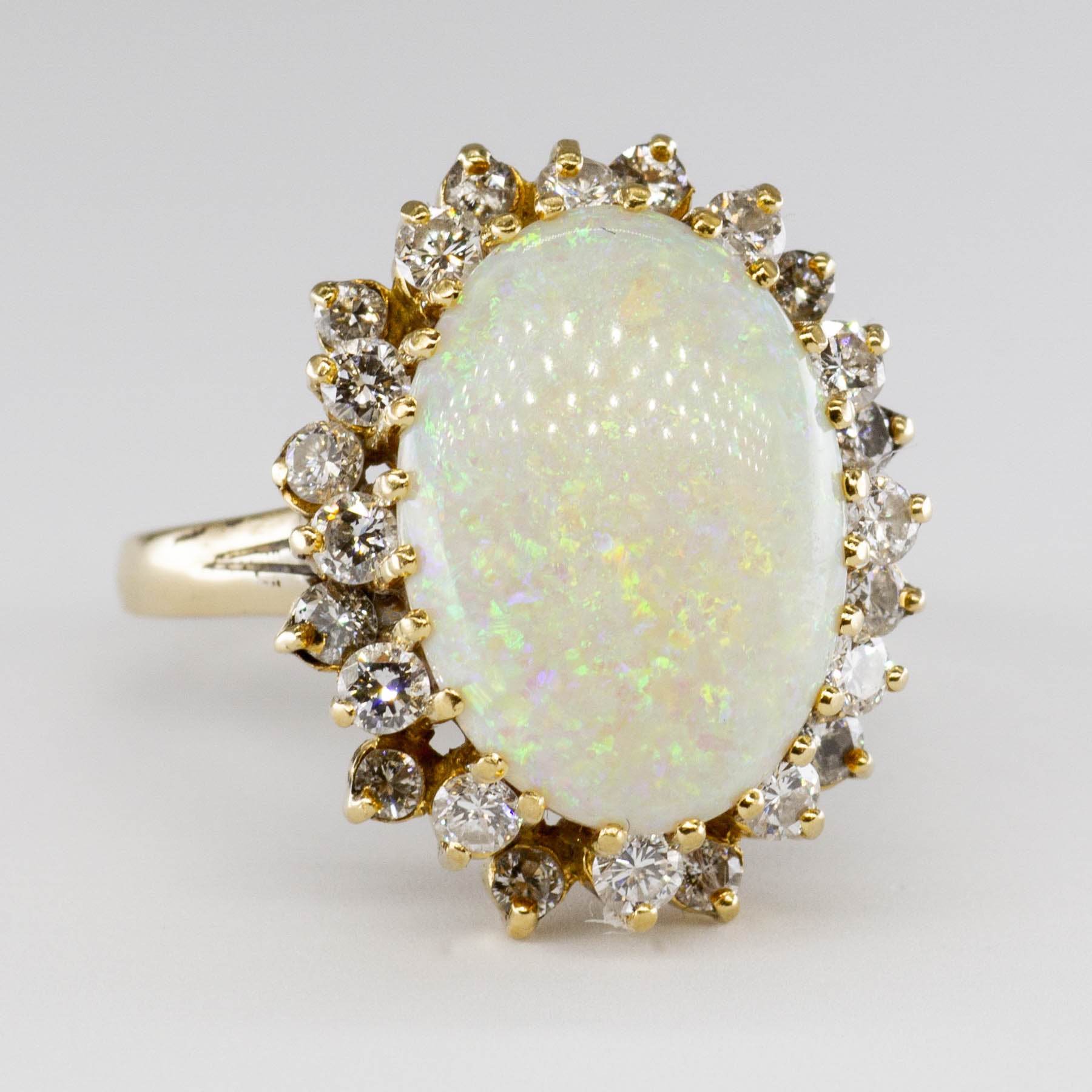 Bague cocktail en or 18 carats, opale et diamants | 5,20 ct | Taille S