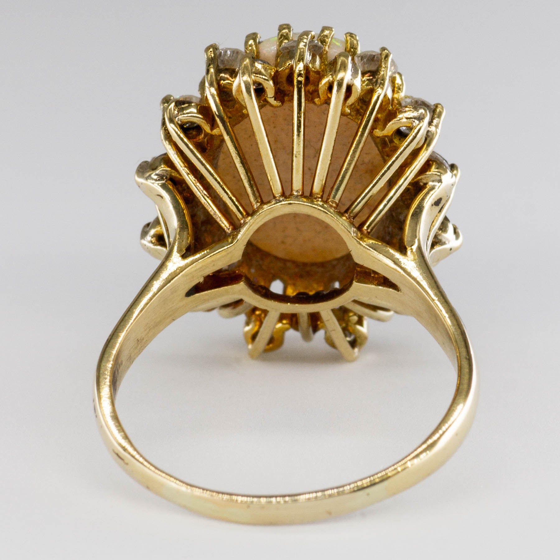 Bague cocktail en or 18 carats, opale et diamants | 5,20 ct | Taille S