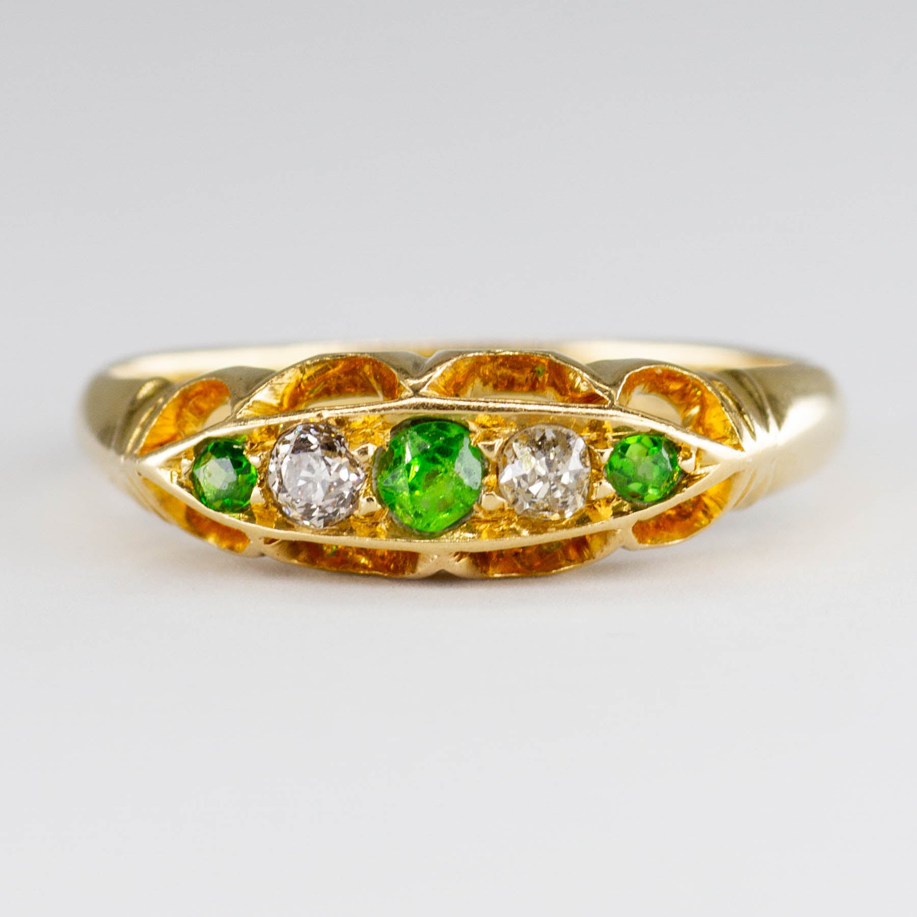 Bague victorienne de 1883 en or 18 carats, grenat démantoïde et diamants | 0,24 ct | Taille 7