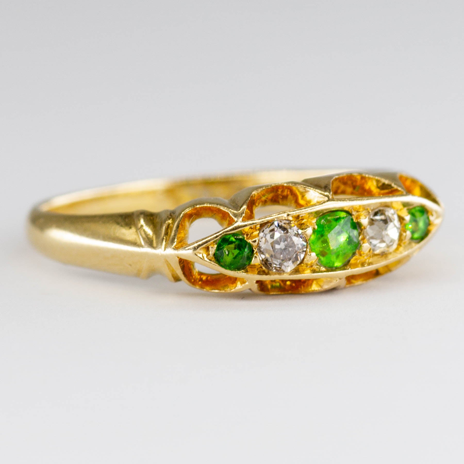 Bague victorienne de 1883 en or 18 carats, grenat démantoïde et diamants | 0,24 ct | Taille 7