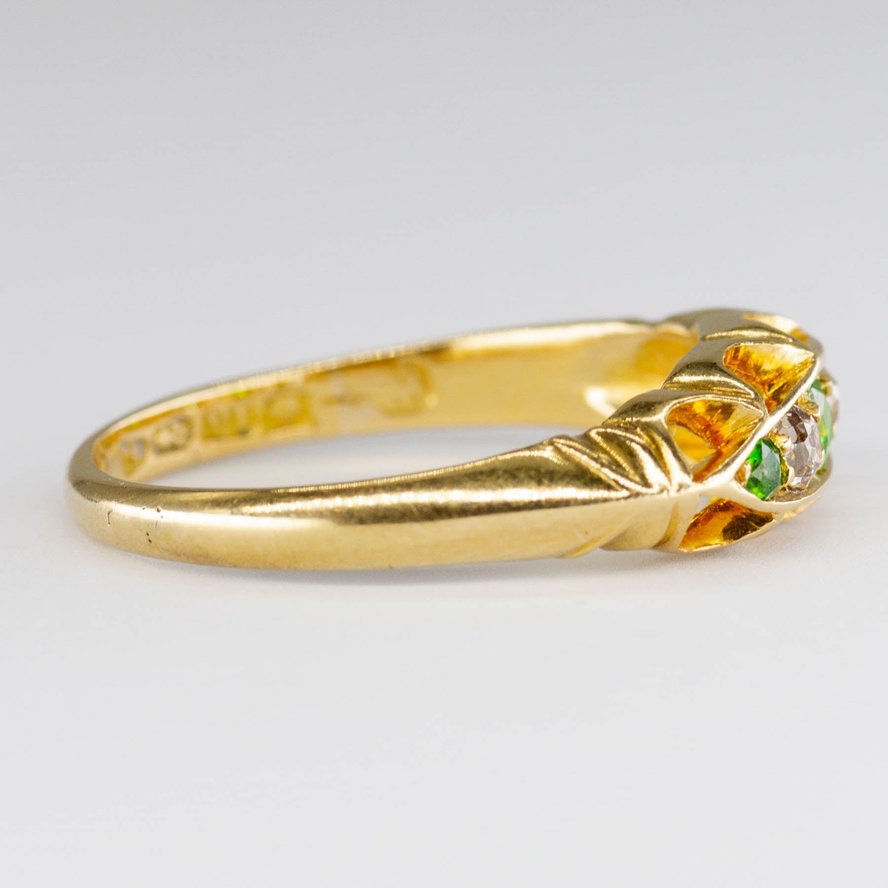 Bague victorienne de 1883 en or 18 carats, grenat démantoïde et diamants | 0,24 ct | Taille 7