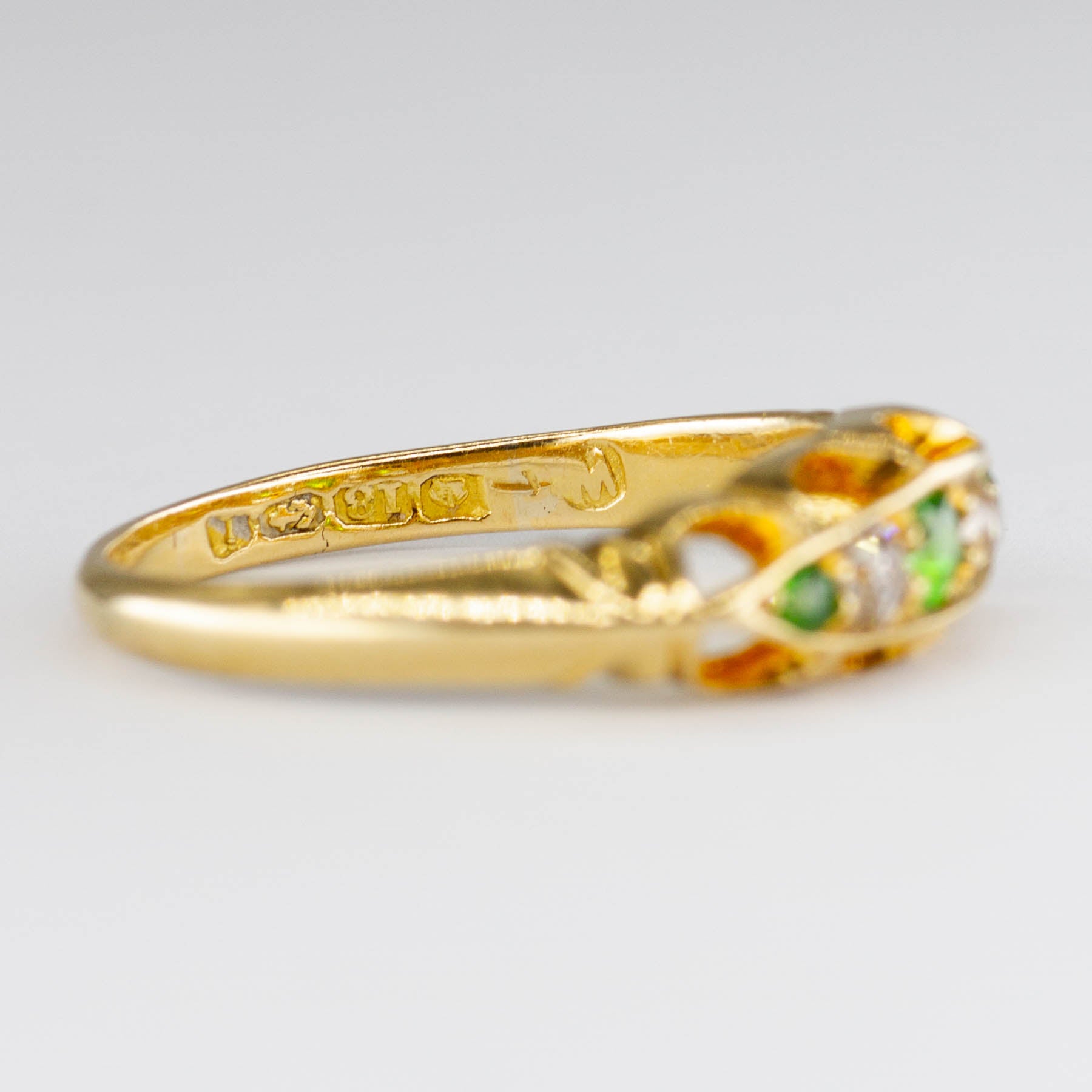 Bague victorienne de 1883 en or 18 carats, grenat démantoïde et diamants | 0,24 ct | Taille 7