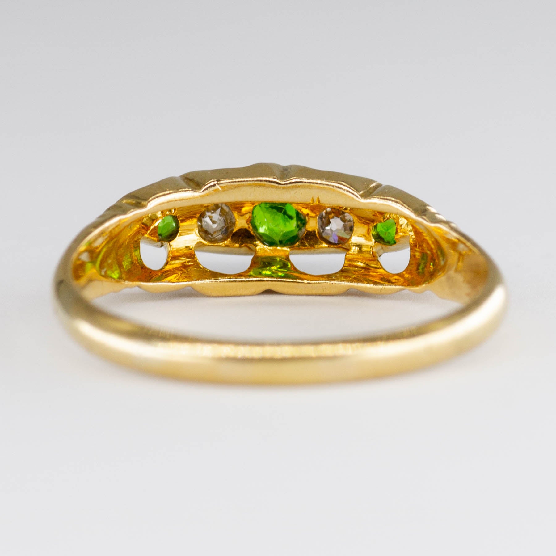 Bague victorienne de 1883 en or 18 carats, grenat démantoïde et diamants | 0,24 ct | Taille 7
