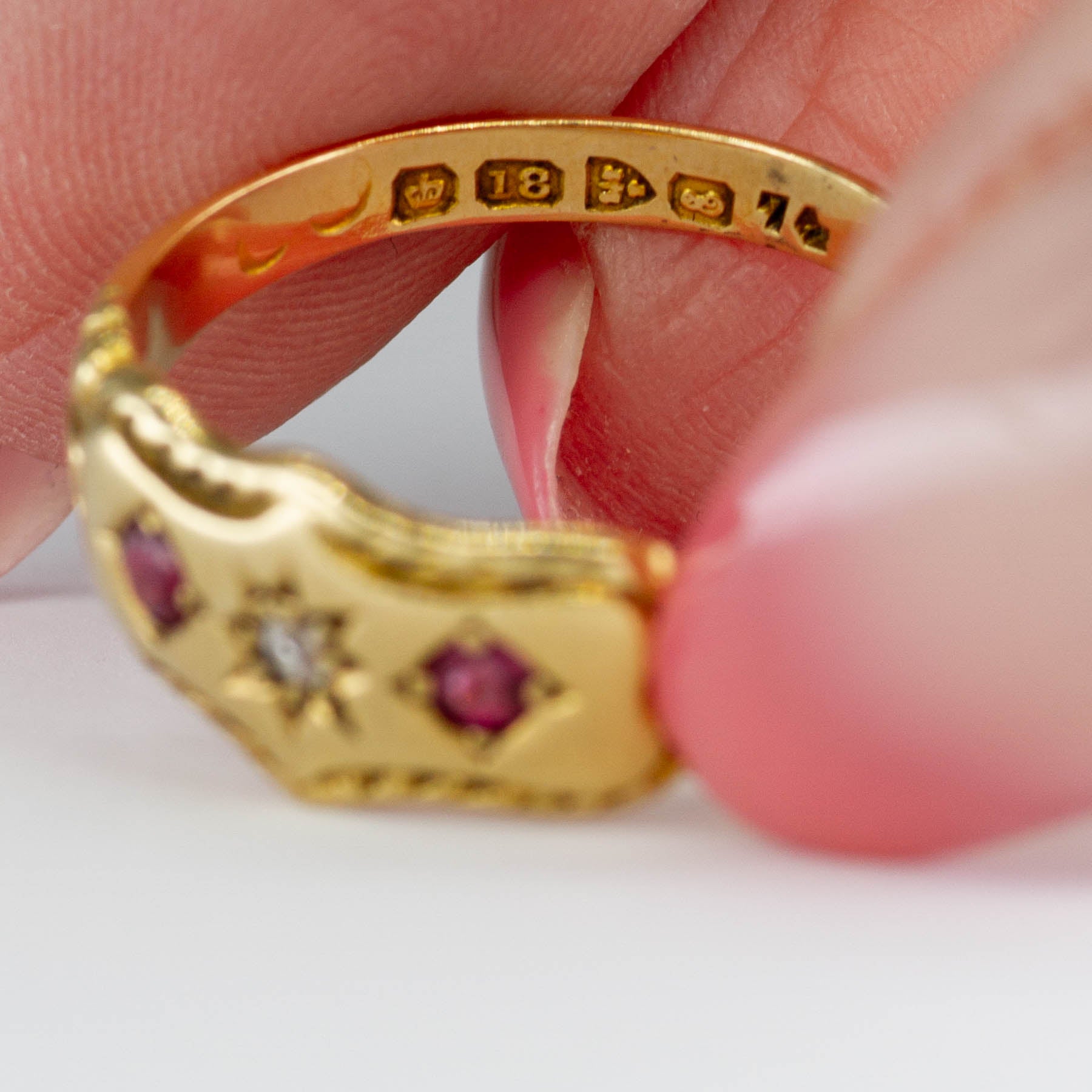 Bague édouardienne de 1905 en or 18 carats, diamants et rubis synthétiques | 0,15 carat au total | Taille 8