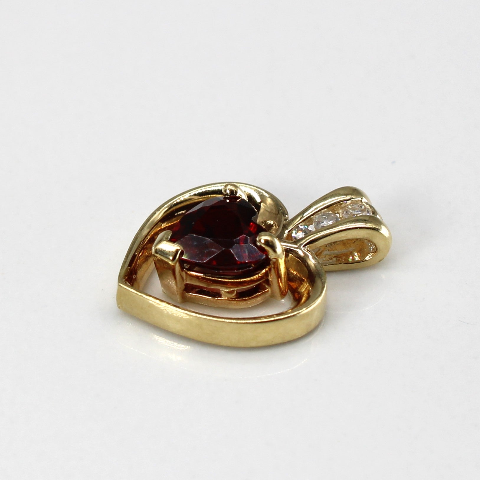 Pendentif cœur en grenat et diamants | 0,95 ct | 0,04 ct au total |