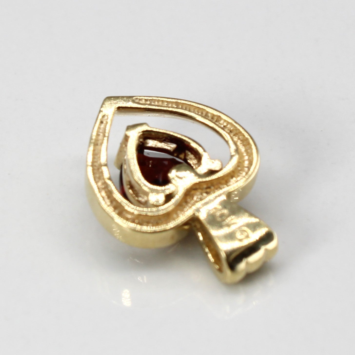 Pendentif cœur en grenat et diamants | 0,95 ct | 0,04 ct au total |