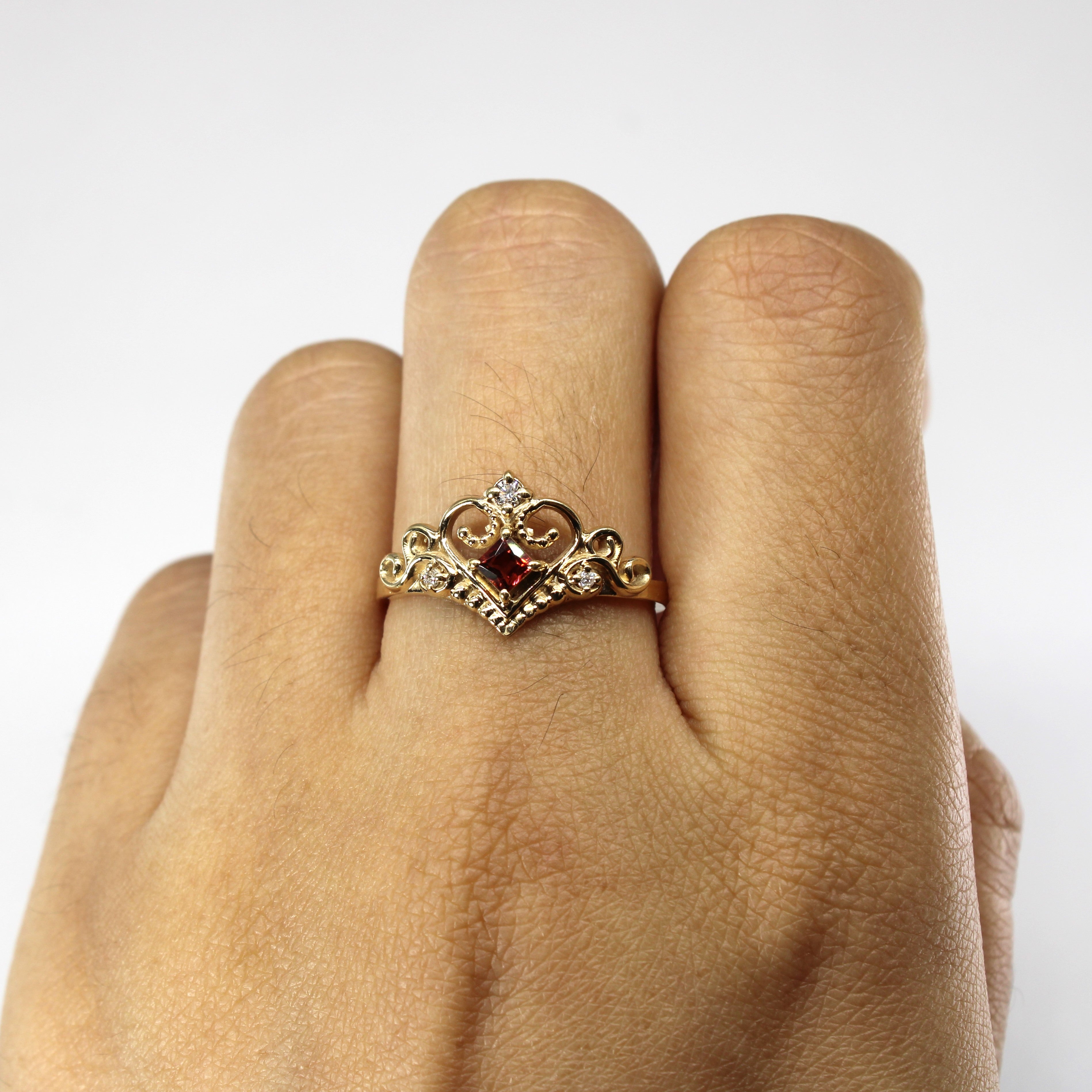 Crown Design Garnet & Diamond Ring | 0.18ct | 0.04ctw | SZ 10 |