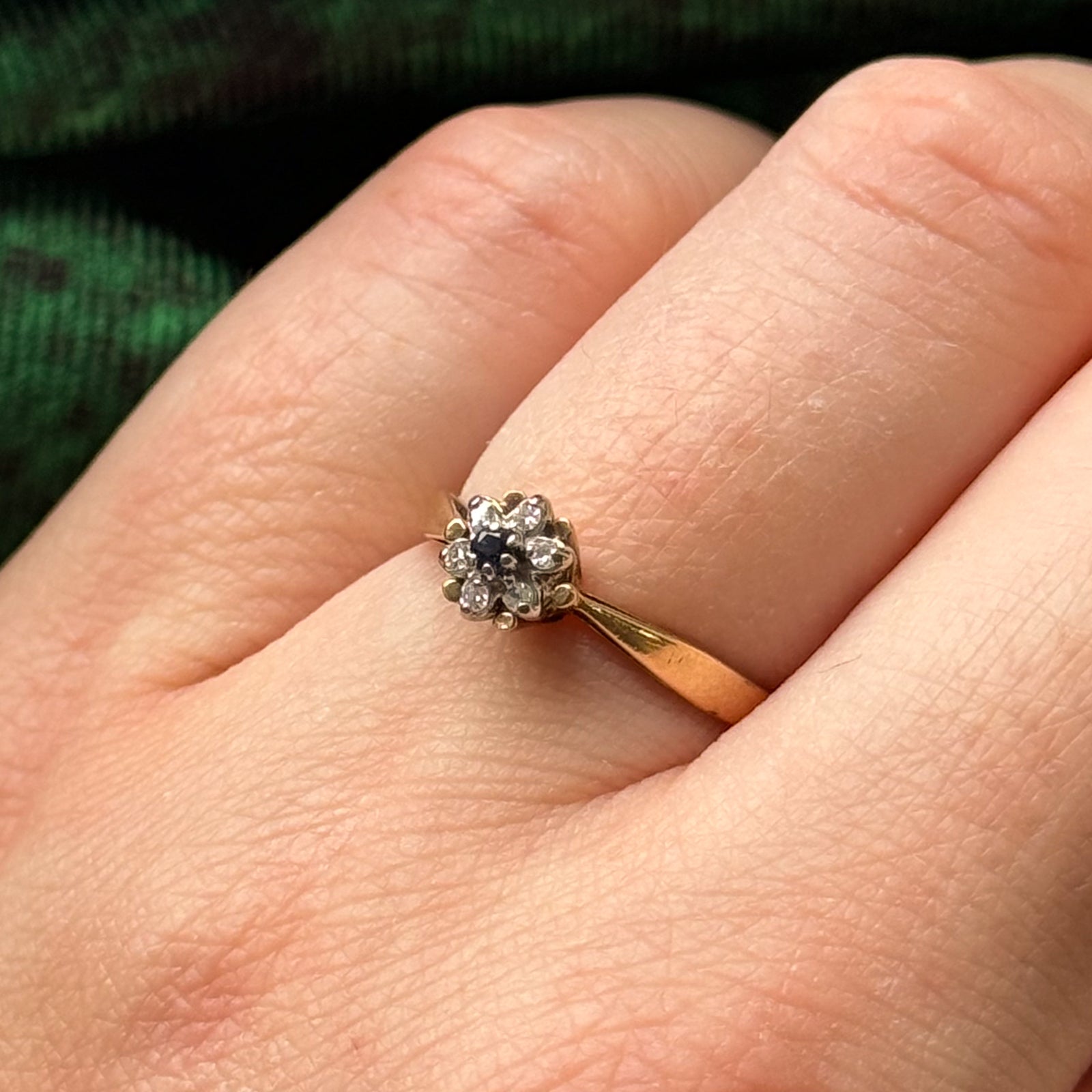 Bague fleur sertie de saphirs bleus et de diamants | 0,03 ct, 0,03 ct au total | Taille 5,5 |
