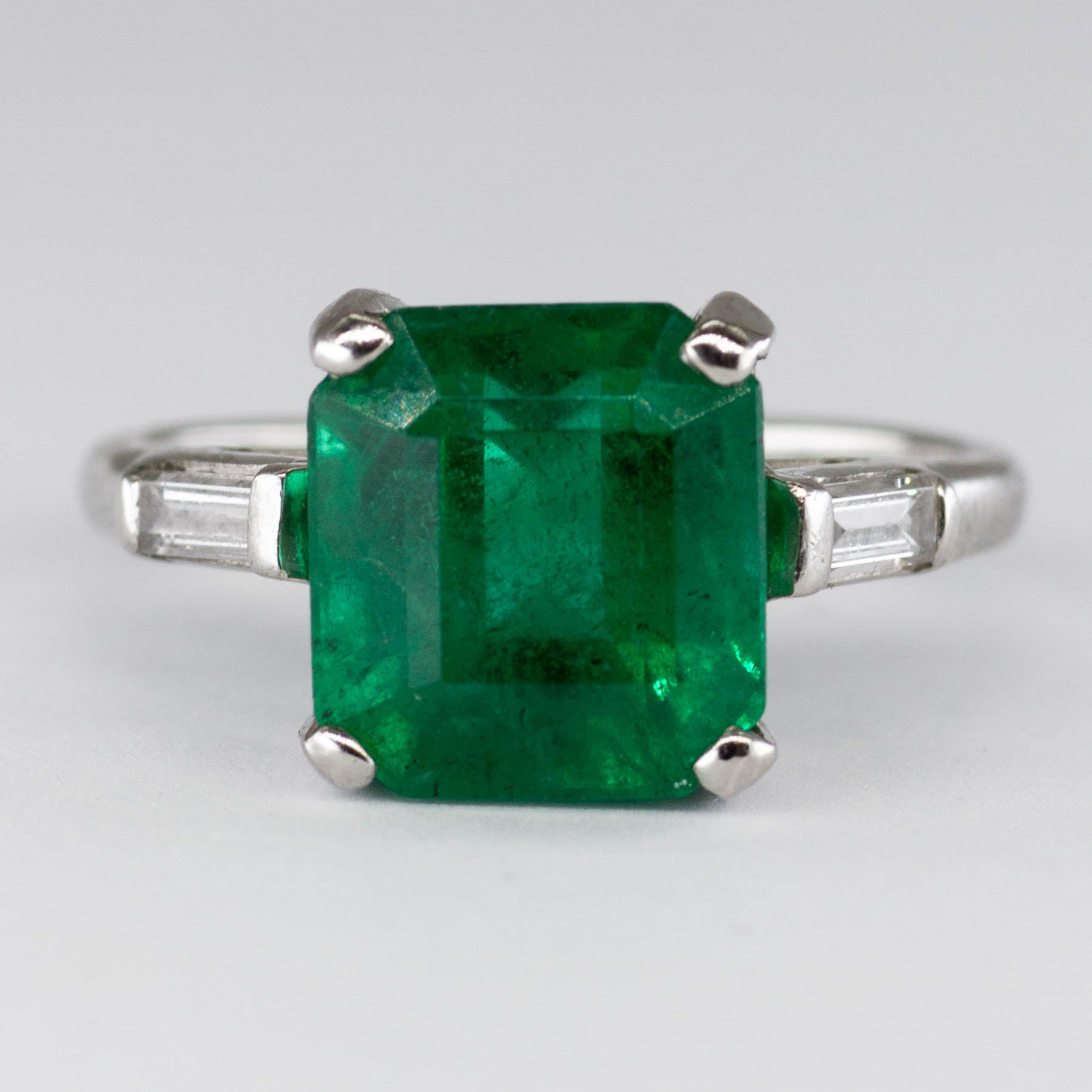 Bague vintage en platine, émeraude et diamants | 3,03 ct | Taille 4,25