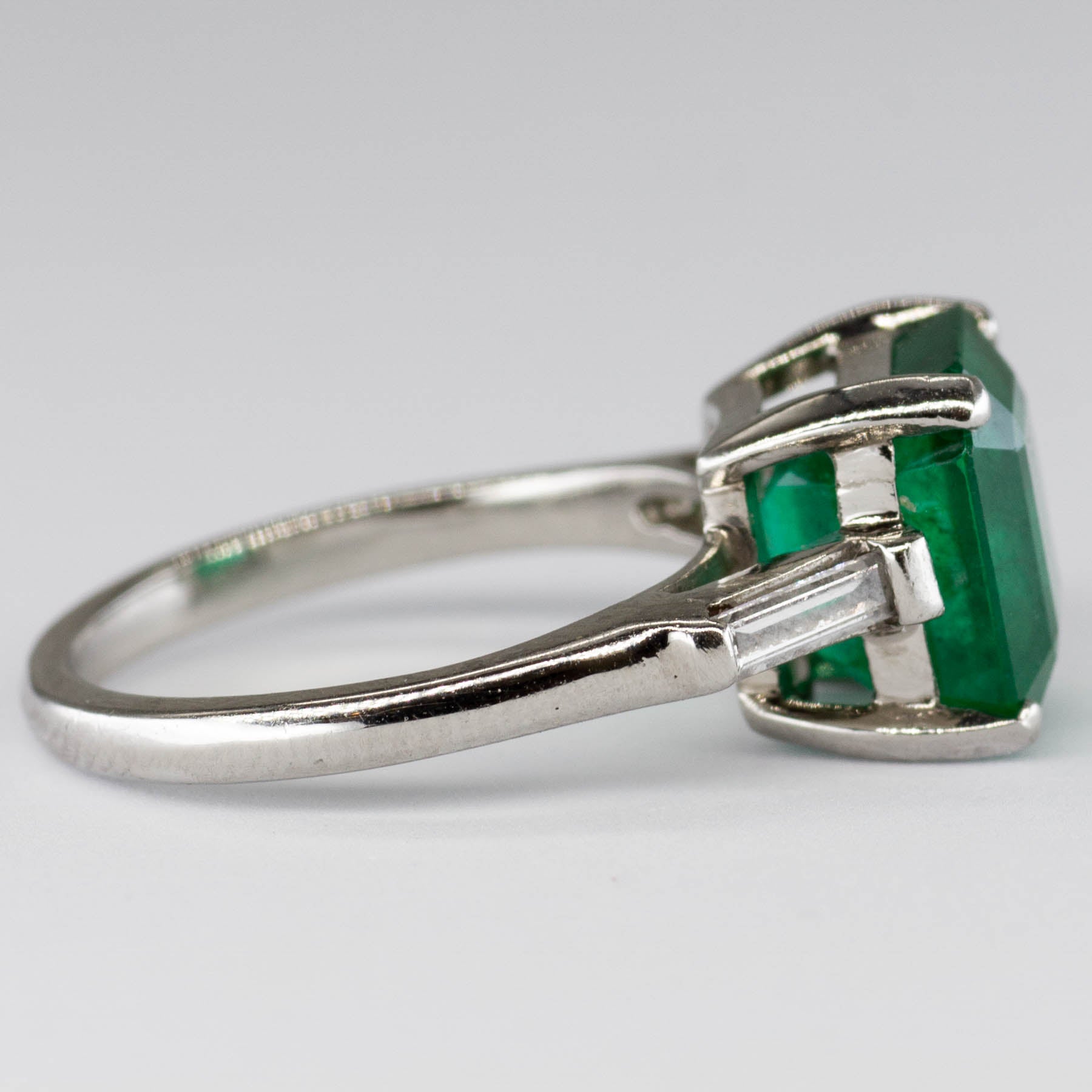 Bague vintage en platine, émeraude et diamants | 3,03 ct | Taille 4,25