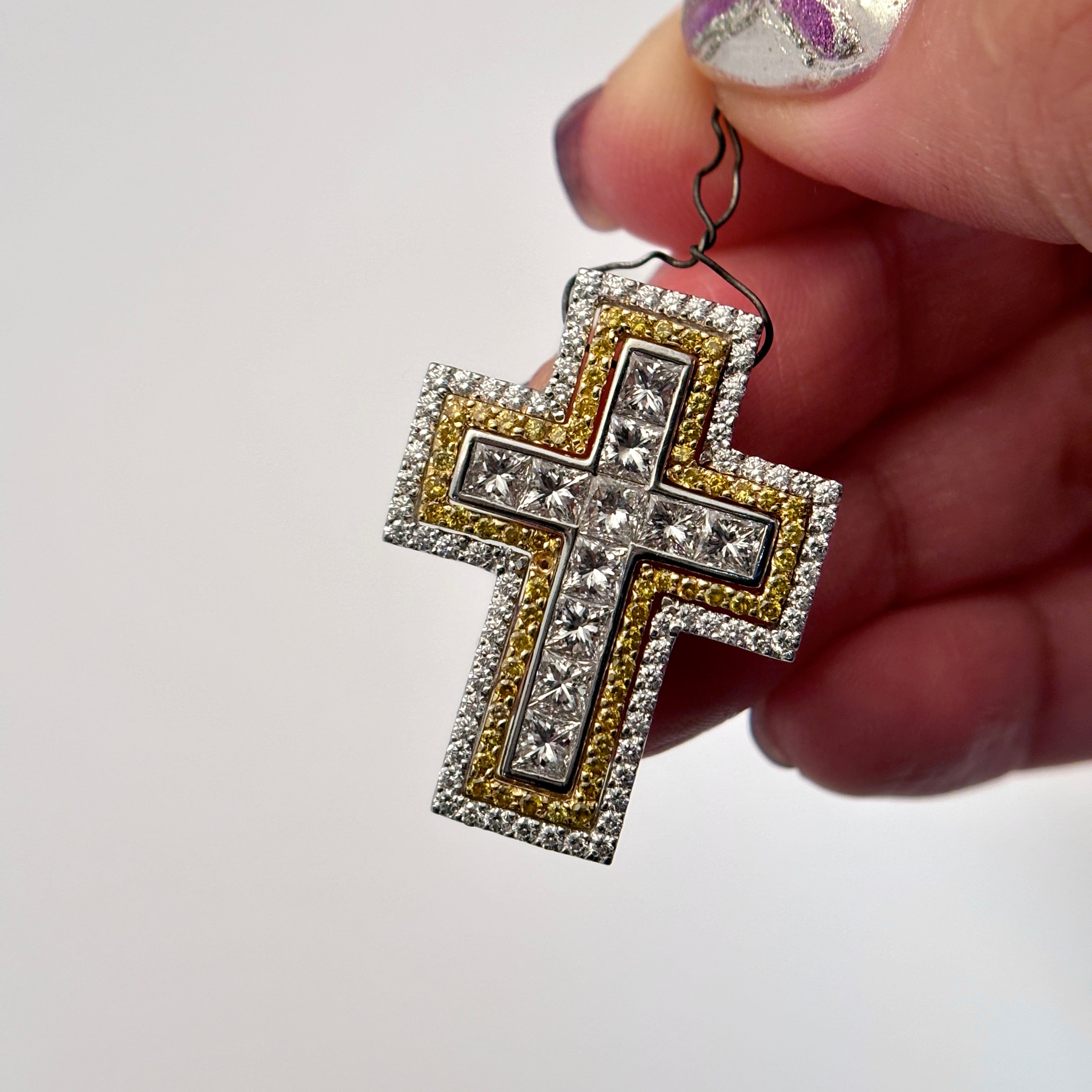 Pendentif en or jaune et blanc 18 carats serti de diamants (2,91 ct au total), réalisé sur mesure |