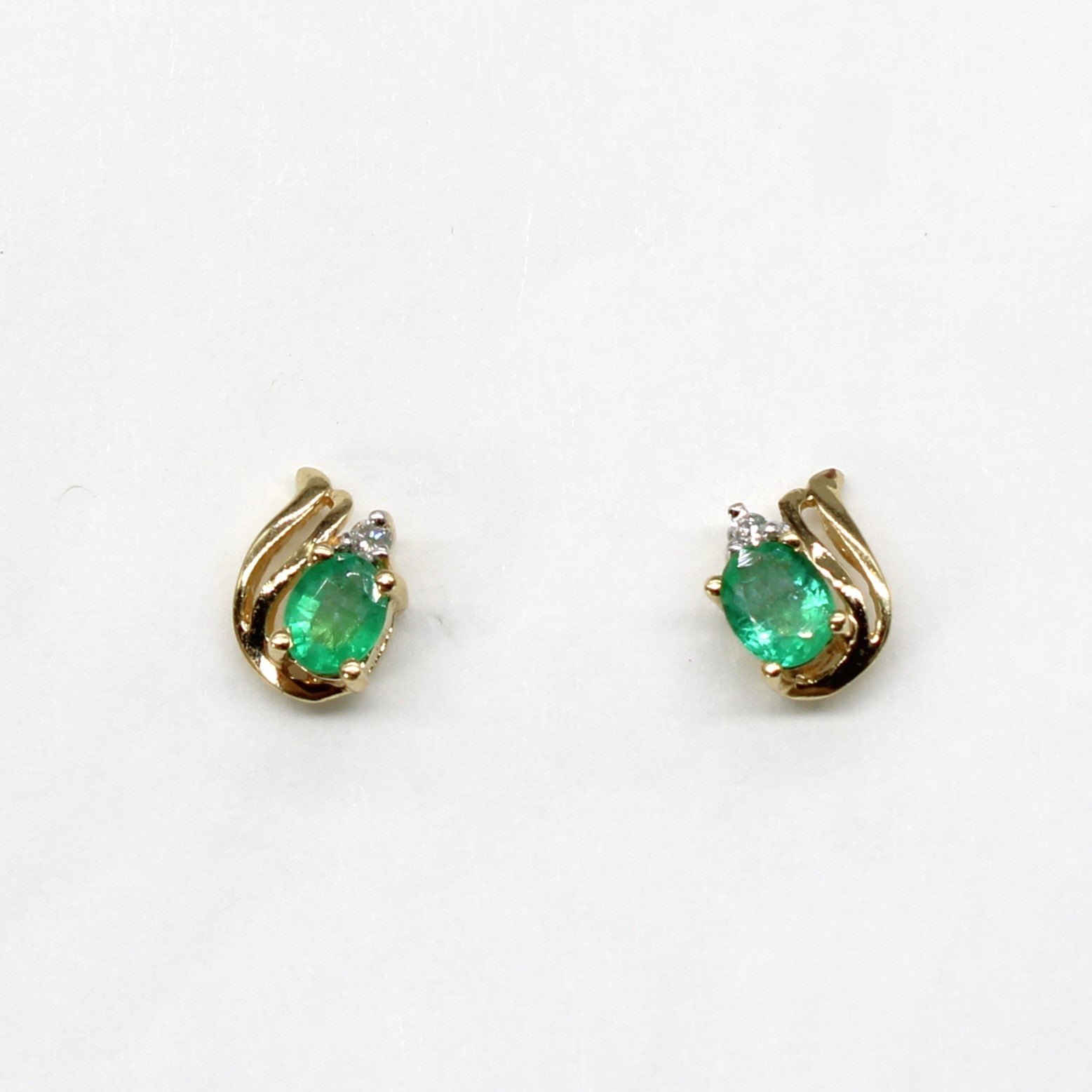 Boucles d'oreilles puces en émeraudes et diamants | 0,50 ct | 0,04 ct |