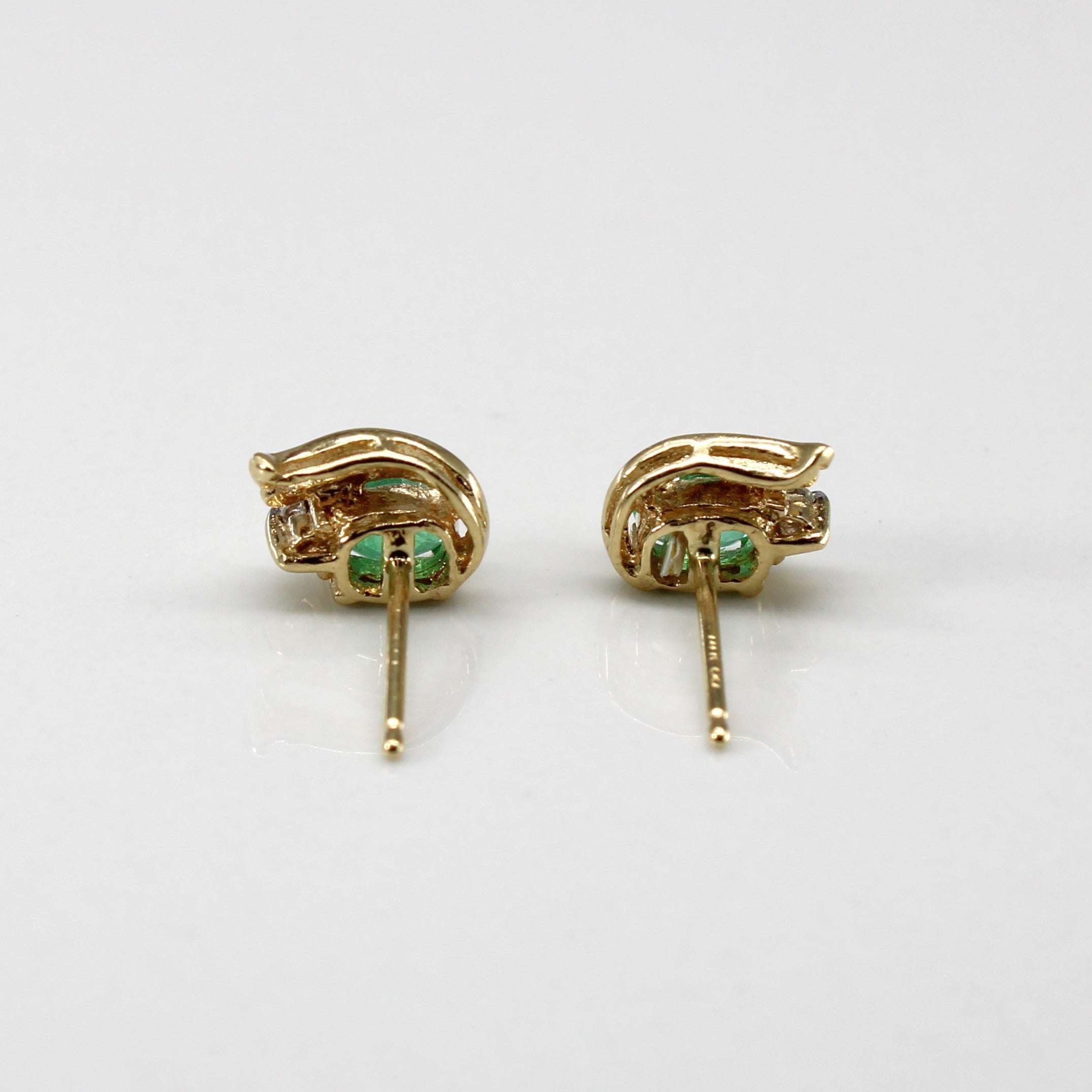 Boucles d'oreilles puces en émeraudes et diamants | 0,50 ct | 0,04 ct |
