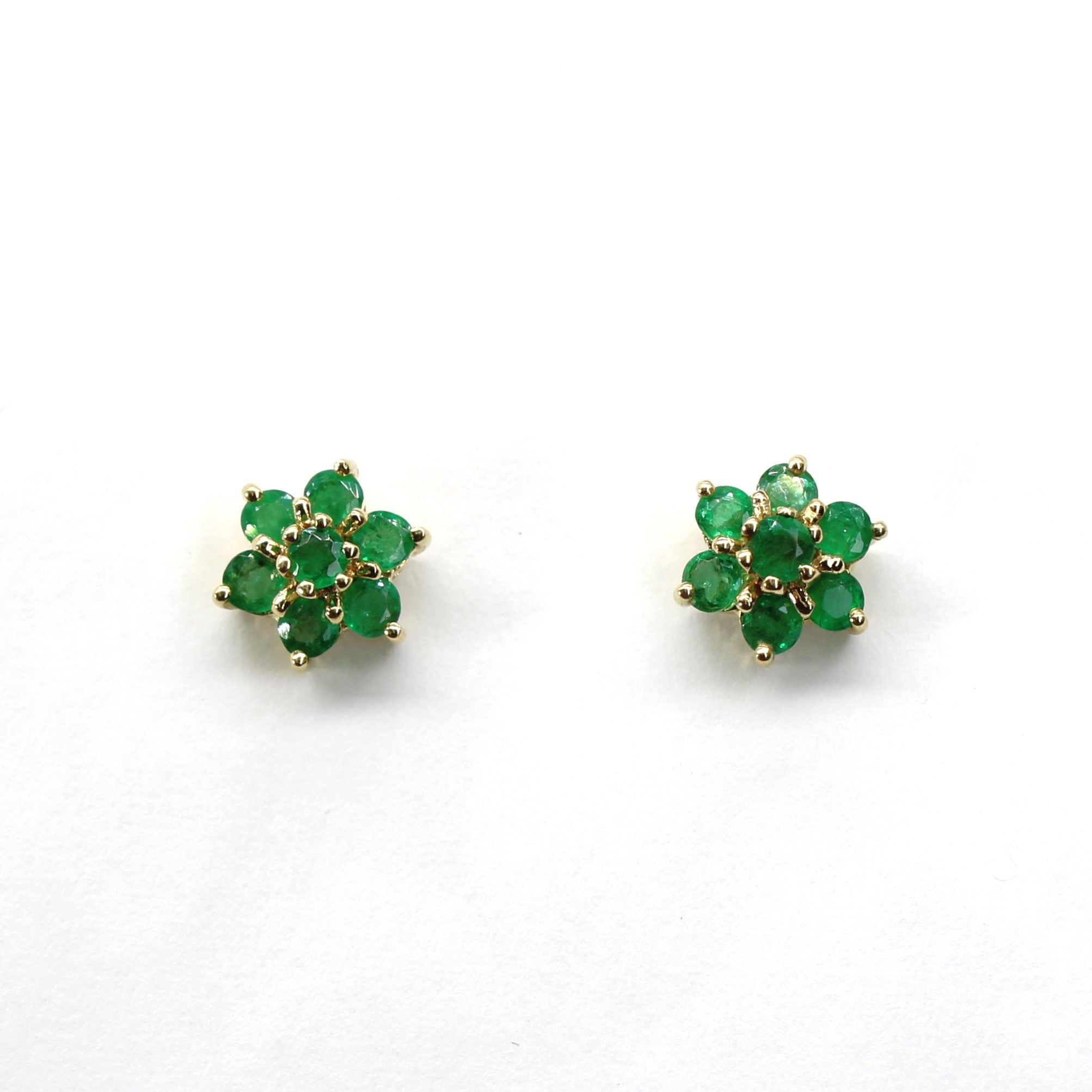 Boucles d'oreilles puces en émeraudes serties de grappes | 0,70 ct au total |