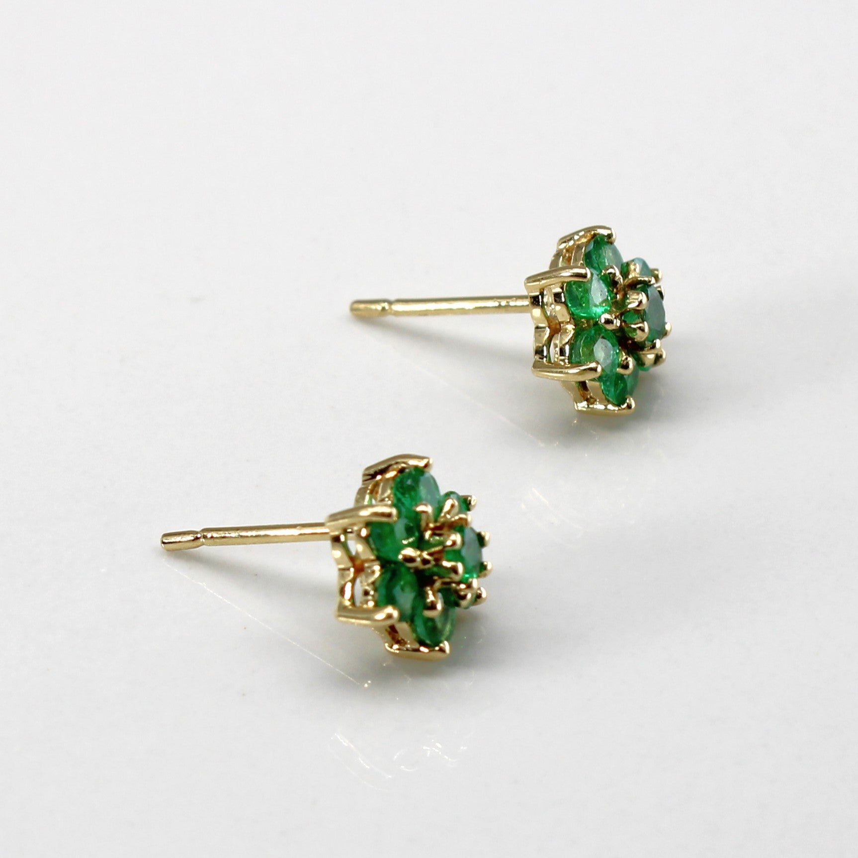 Boucles d'oreilles puces en émeraudes serties de grappes | 0,70 ct au total |