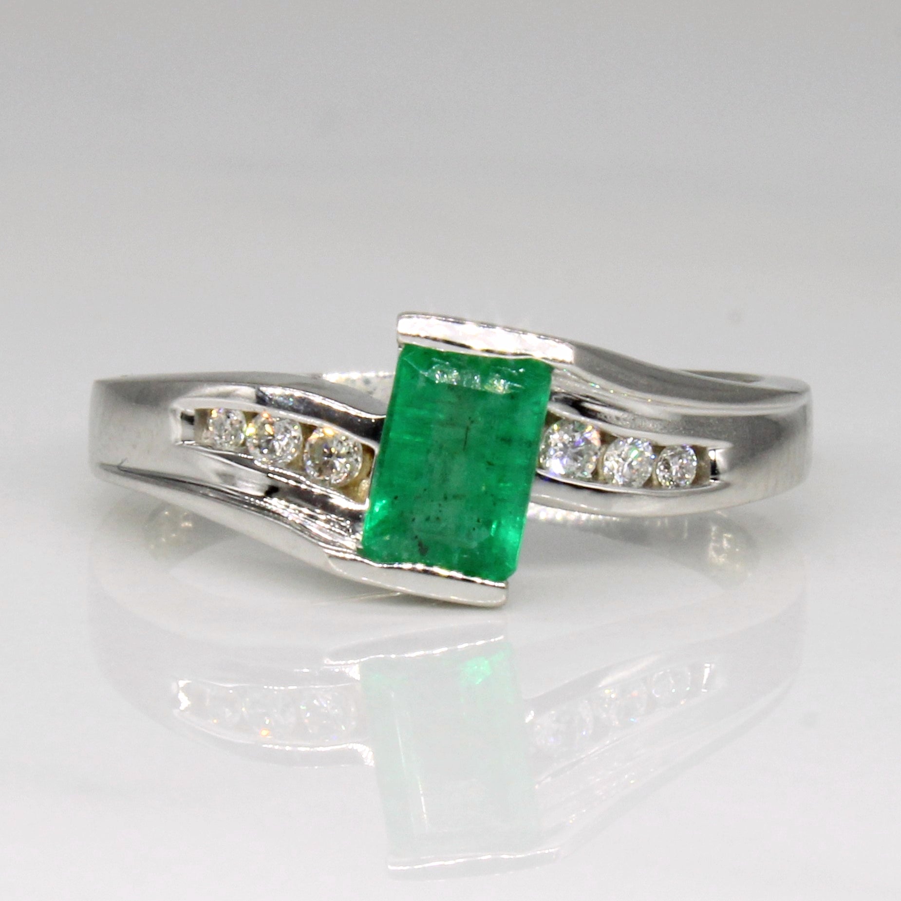 Bague contournée émeraude et diamants | 0,43 ct, 0,09 ct au total | Taille 6,5 |
