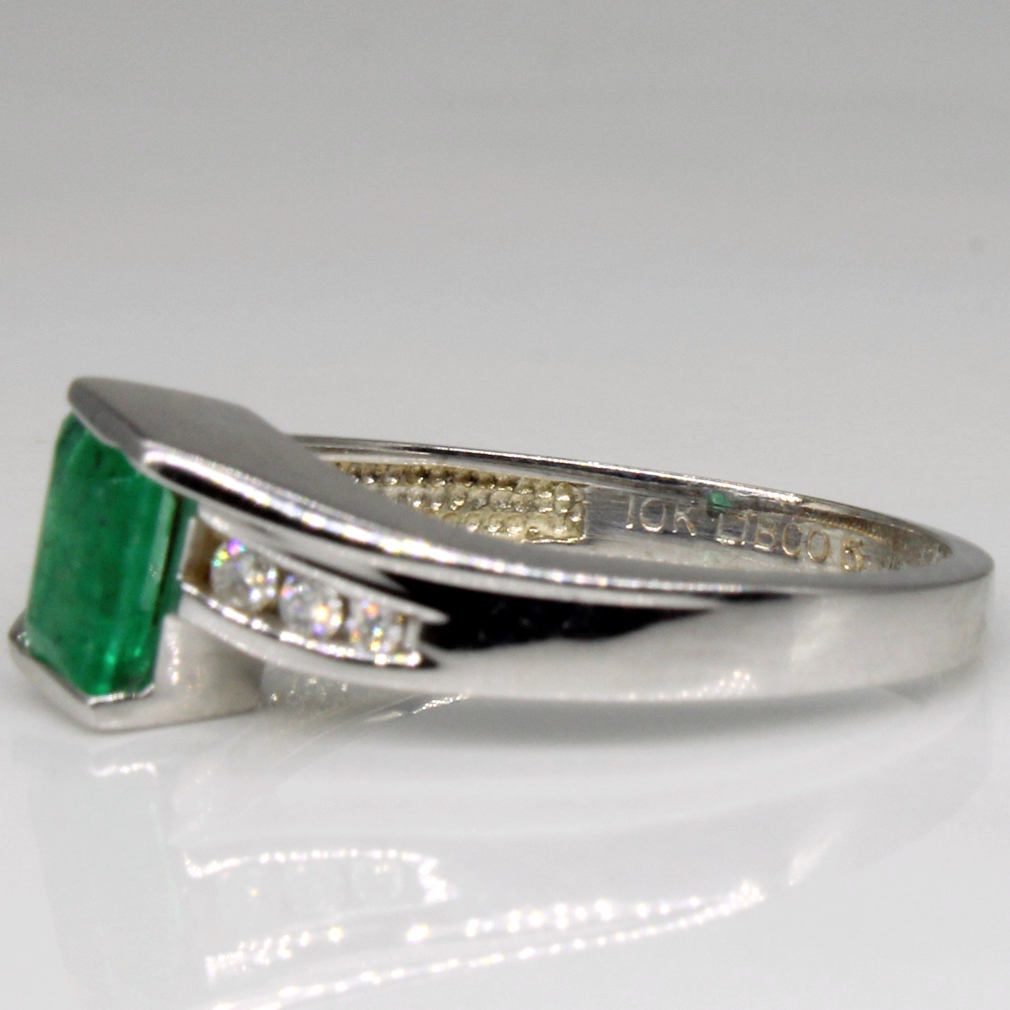 Bague contournée émeraude et diamants | 0,43 ct, 0,09 ct au total | Taille 6,5 |