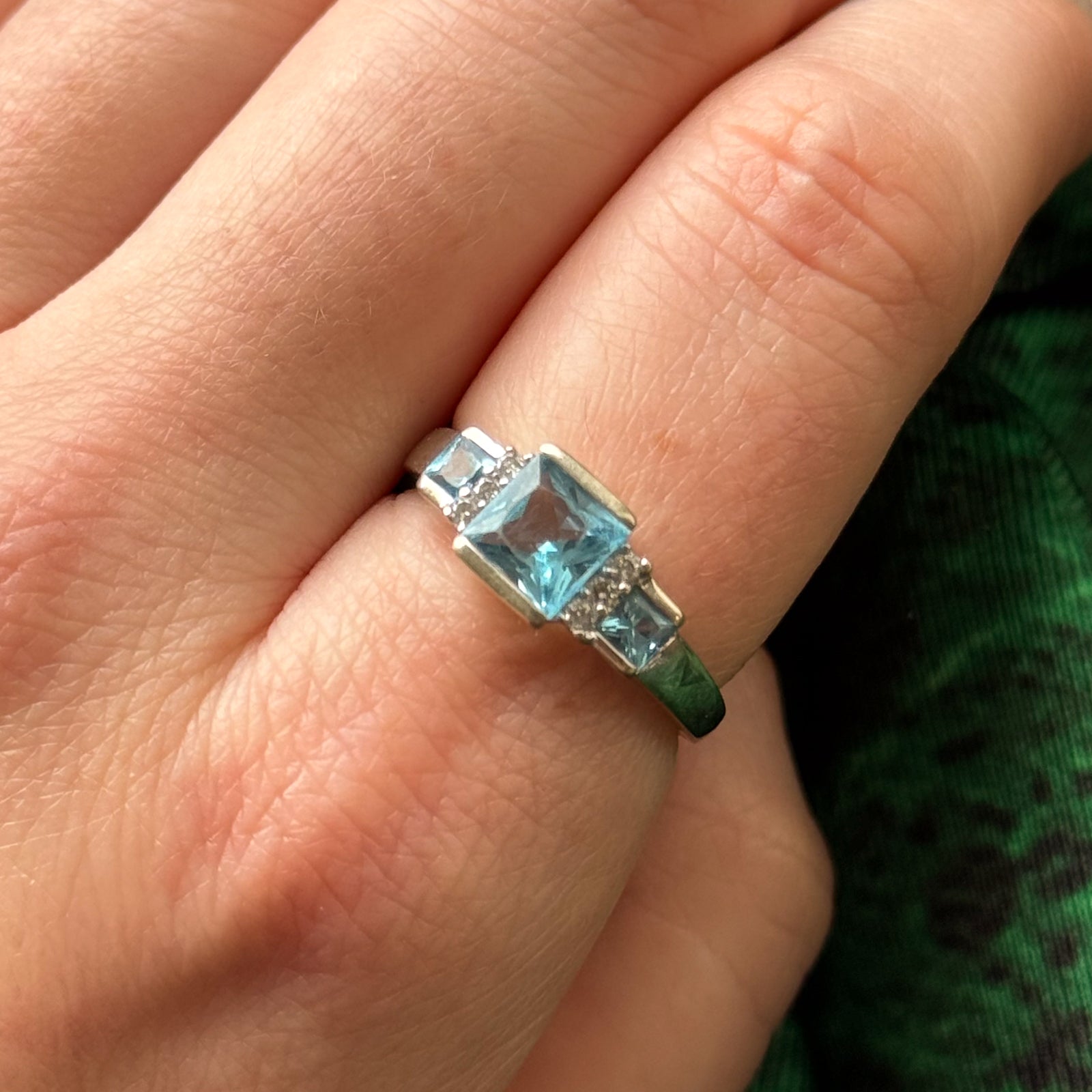 Bague en topaze bleue et diamants | 1,30 ct, 0,10 ct au total | Taille 6,75 |