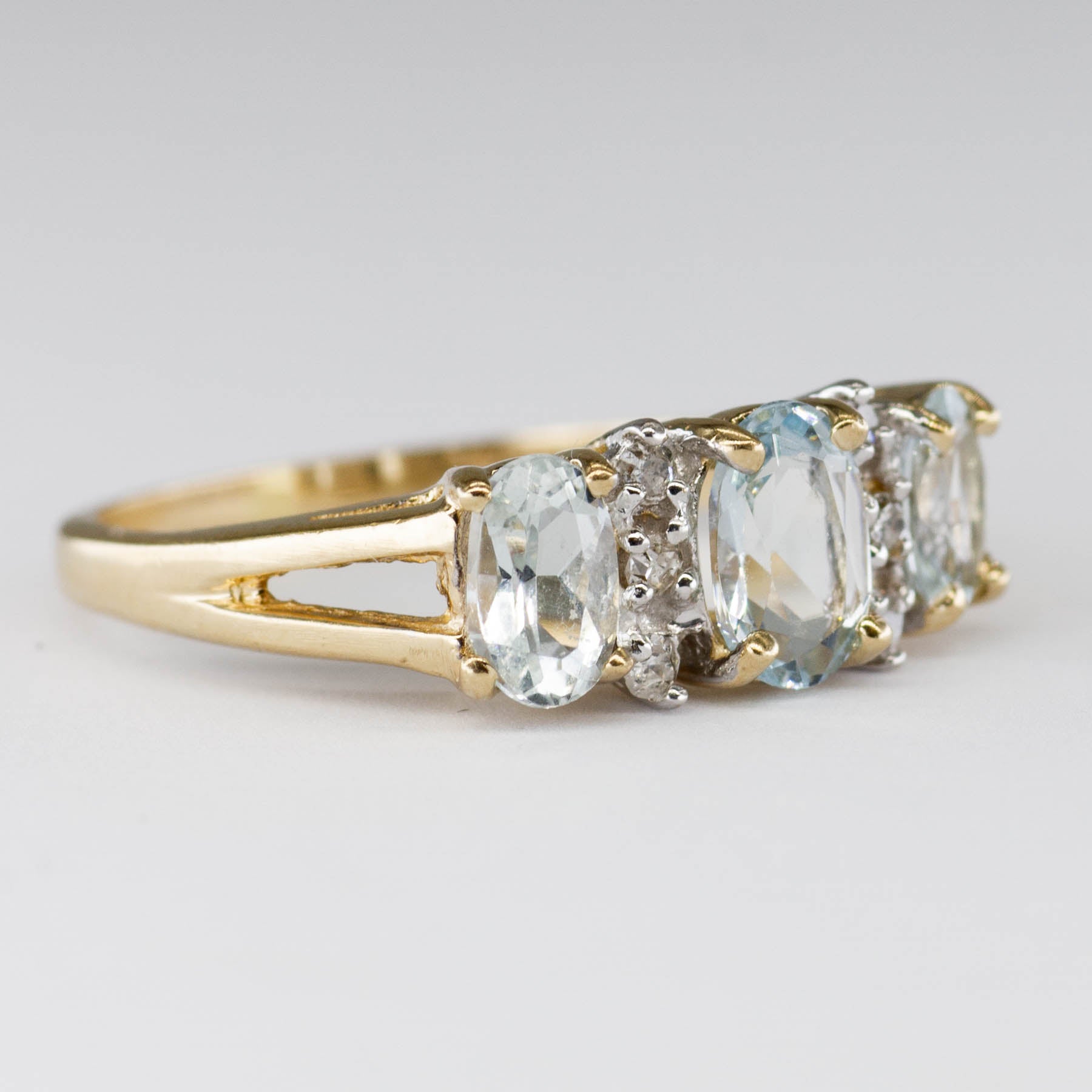 Bague en or jaune 10 carats avec aigue-marine ovale et diamants | 0,67 ct | Taille 4,5