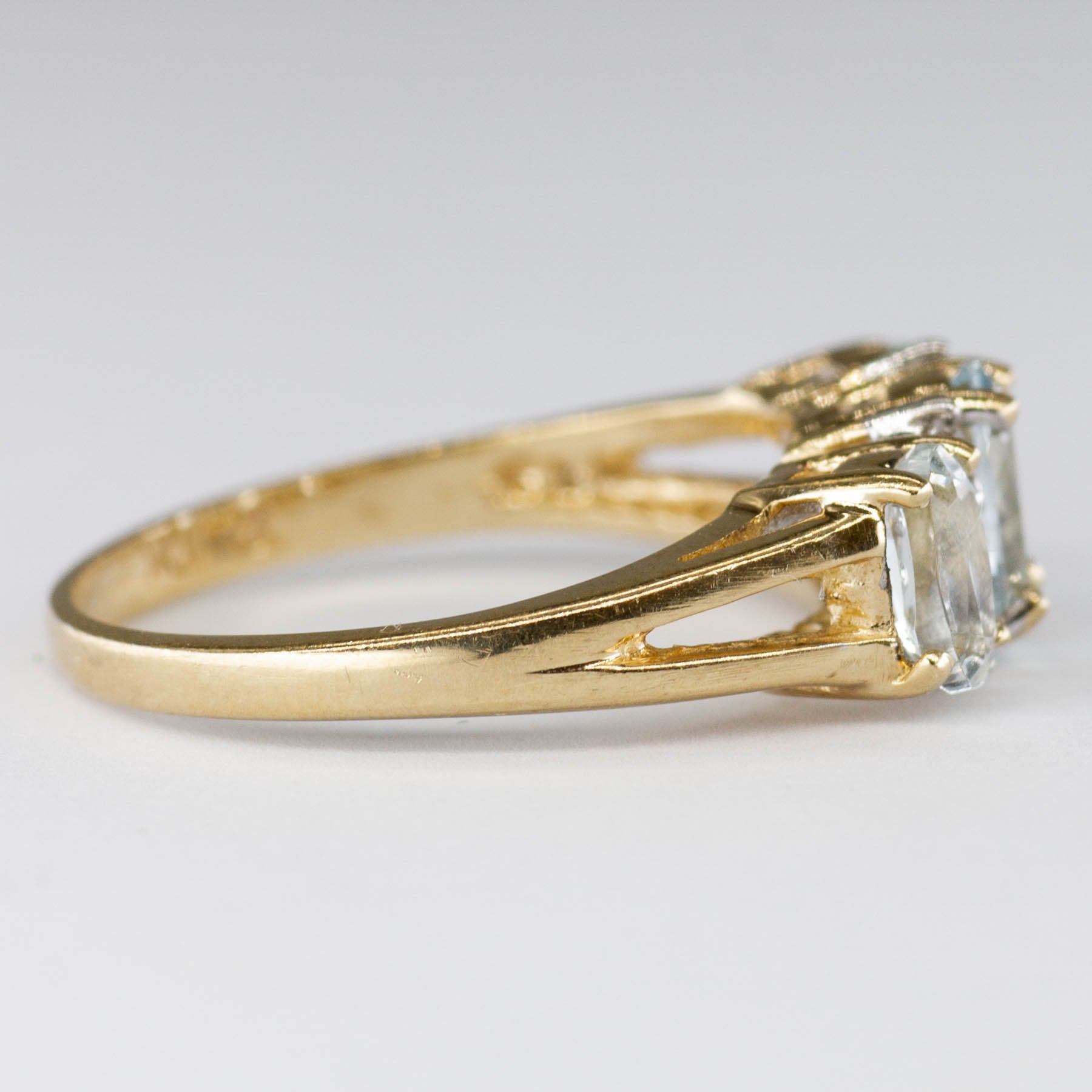 Bague en or jaune 10 carats avec aigue-marine ovale et diamants | 0,67 ct | Taille 4,5