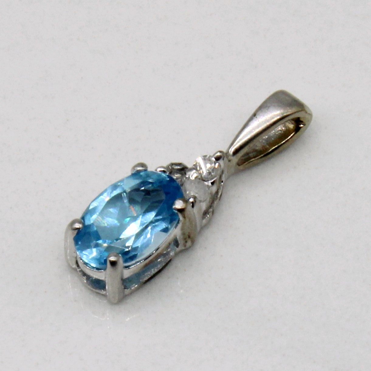 Pendentif en topaze et diamants | 0,42 ct, 0,02 ct au total |