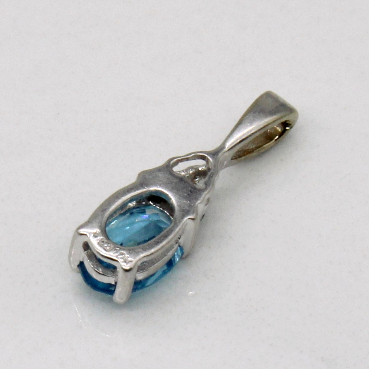Pendentif en topaze et diamants | 0,42 ct, 0,02 ct au total |
