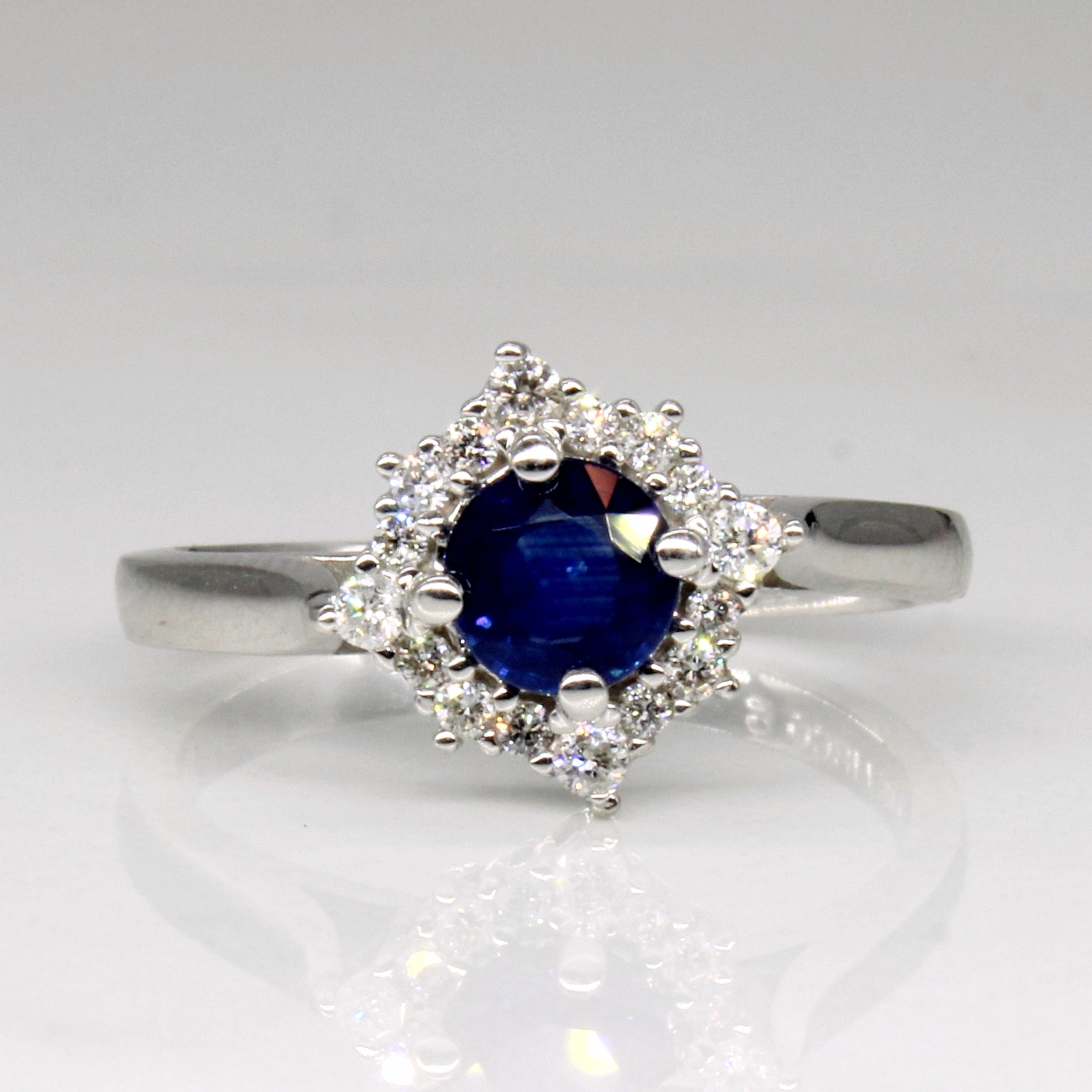 Bague halo saphir et diamants | 0,40 ct, 0,12 ct au total | Taille 5,75 |